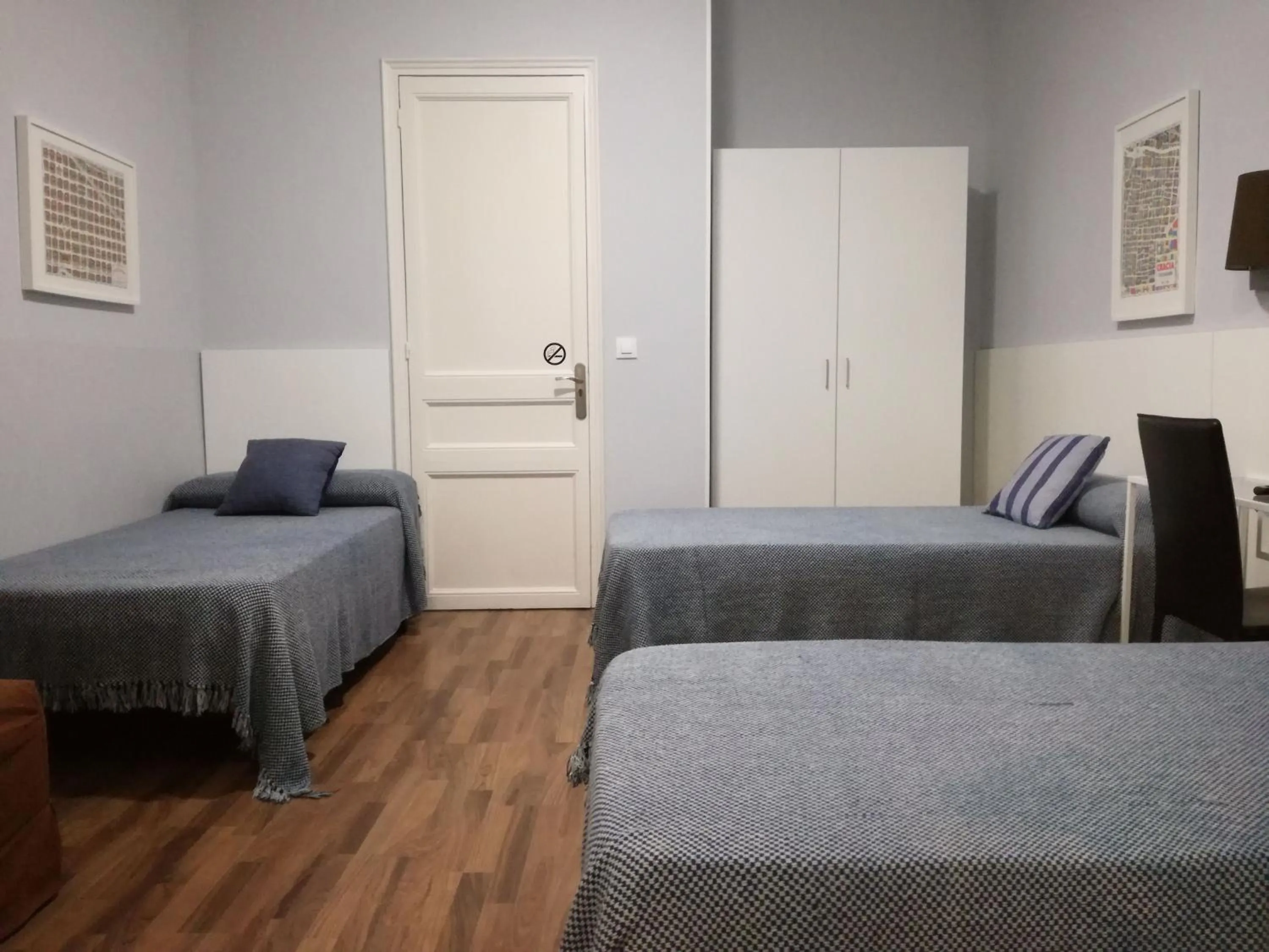 Photo of the whole room, Bed in Hostal Lesseps