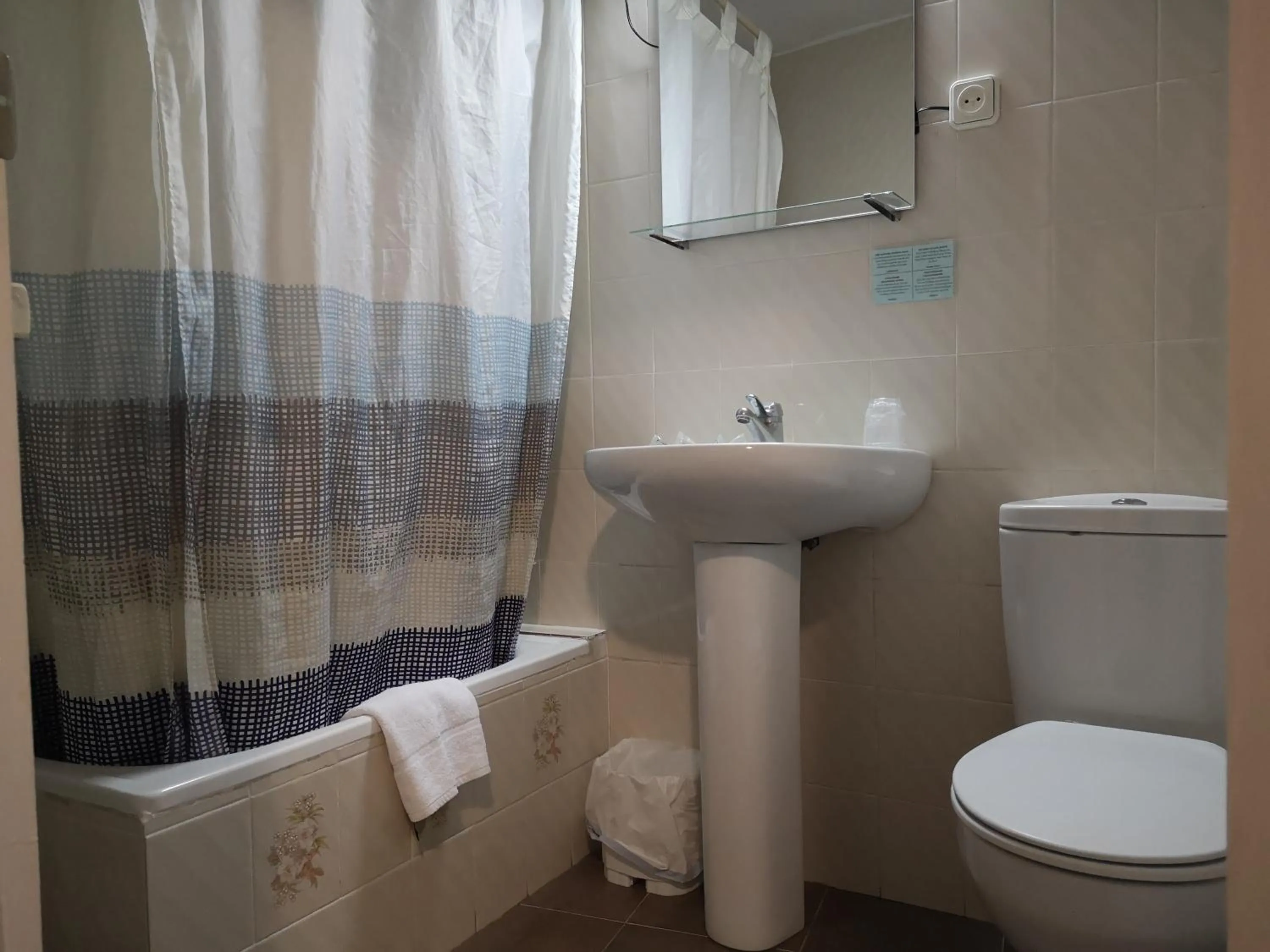 Bathroom in Hostal Lesseps