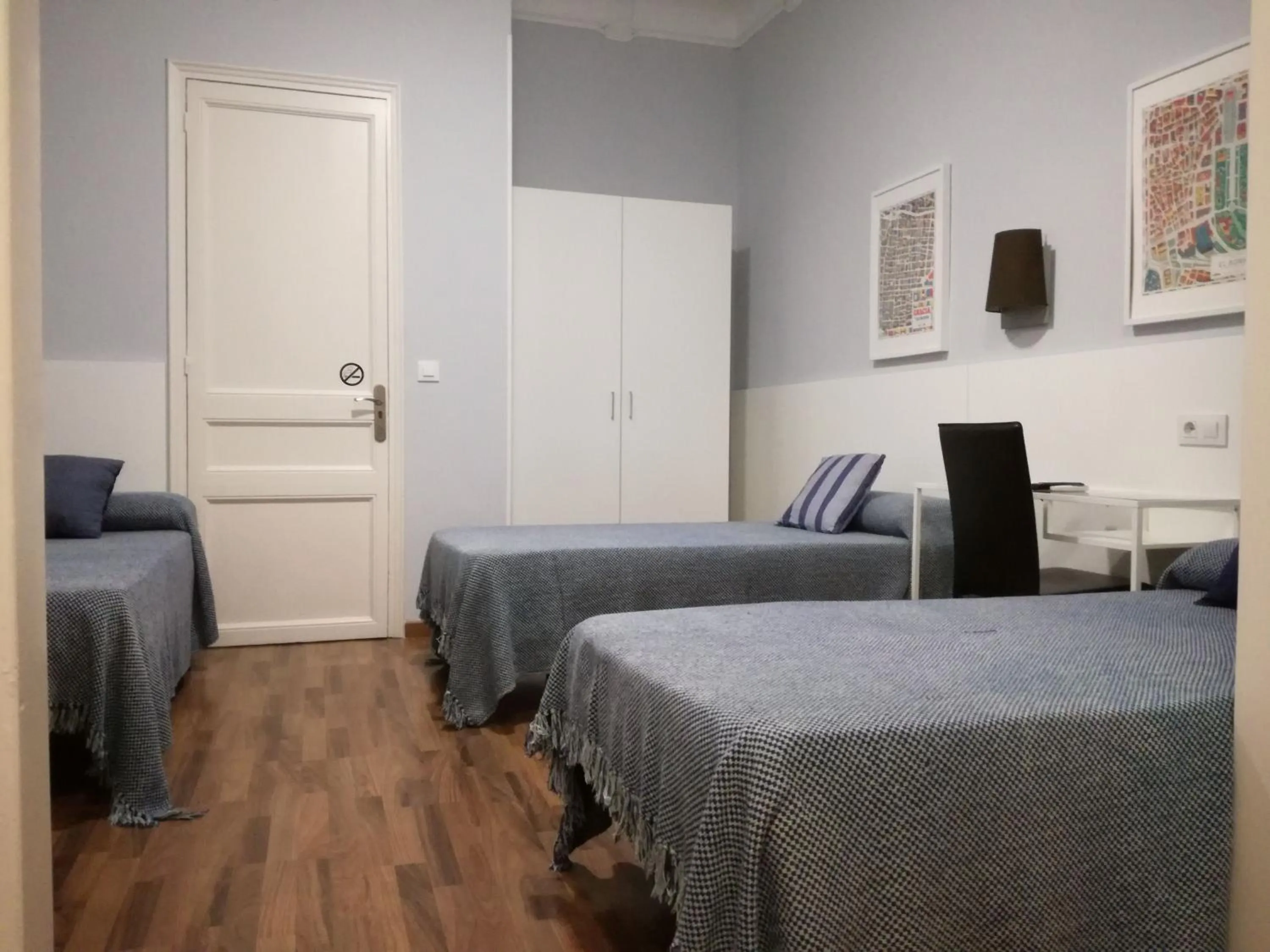 Photo of the whole room, Bed in Hostal Lesseps