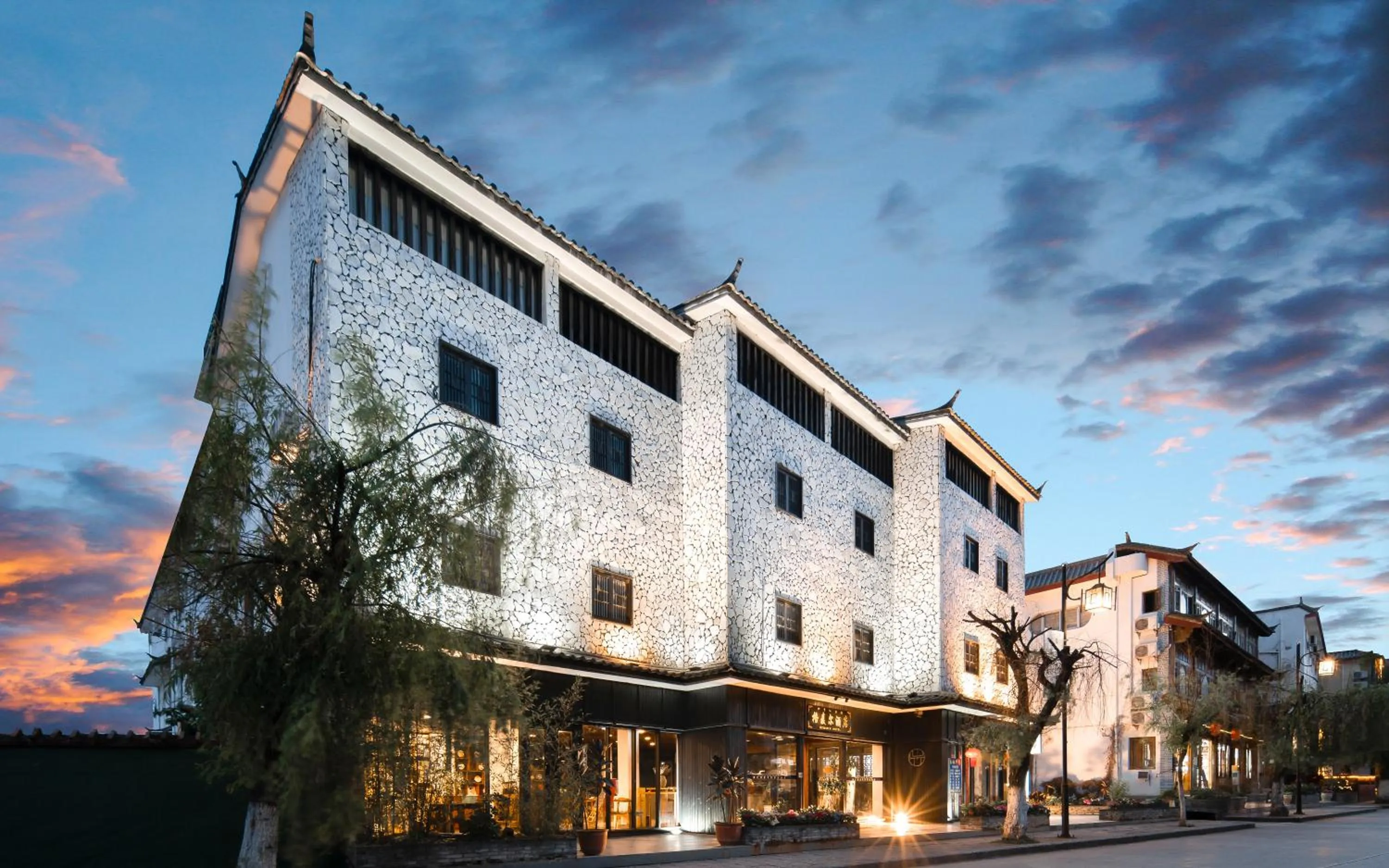 Property building in Lijiang Gemmer Hotel