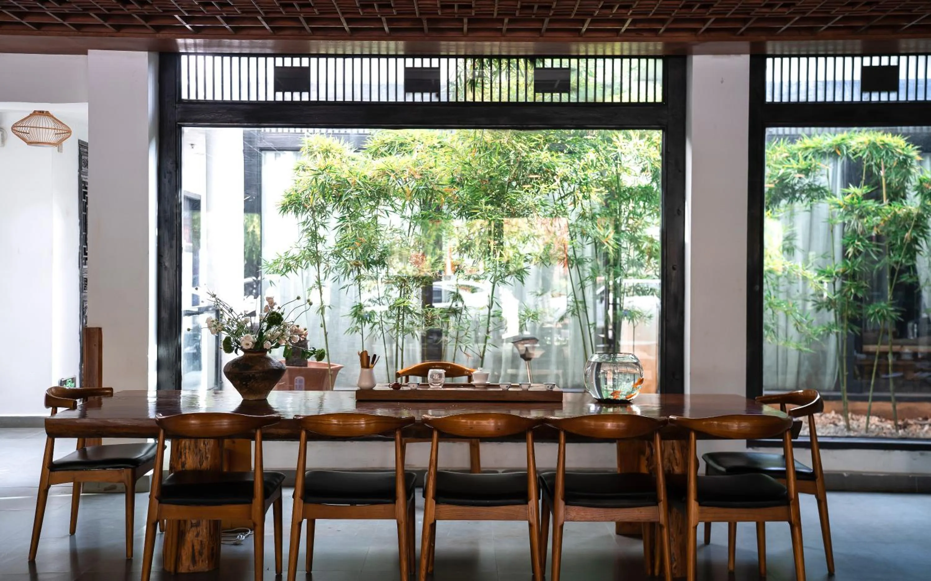 Communal lounge/ TV room in Lijiang Gemmer Hotel
