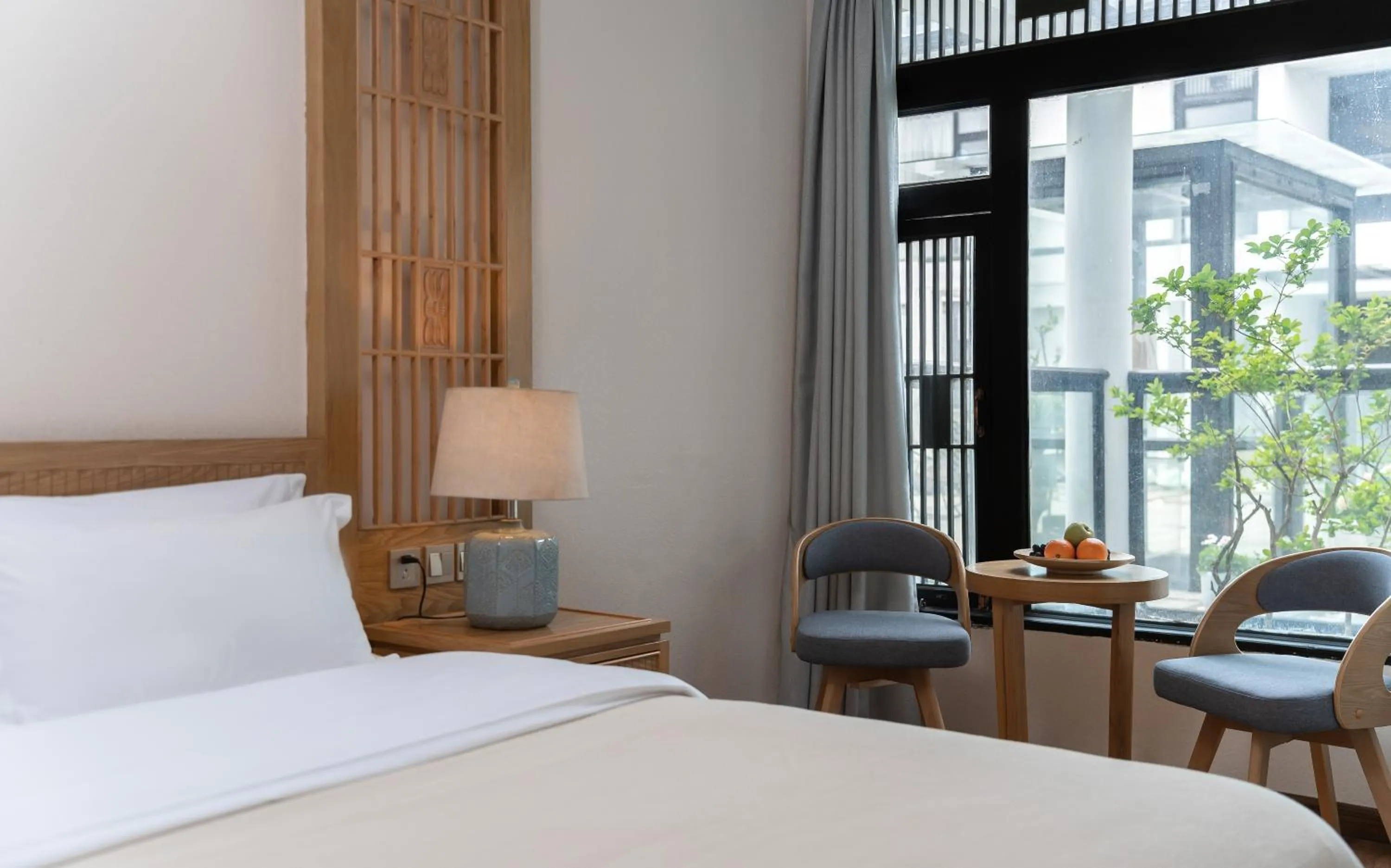 Seating area, Bed in Lijiang Gemmer Hotel