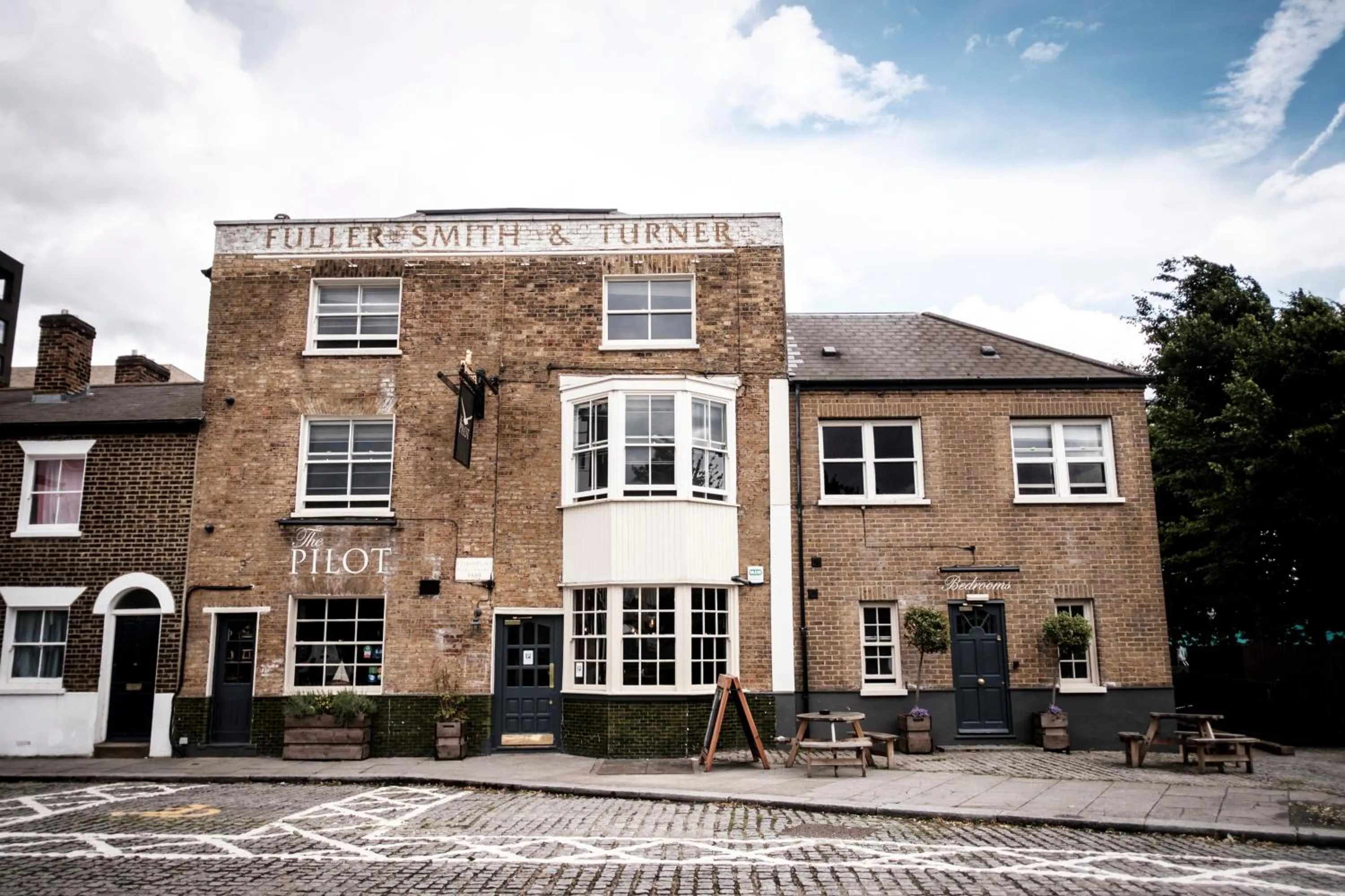 Facade/entrance in The Pilot Inn