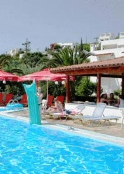 Swimming pool in Primavera Paradise Apartments