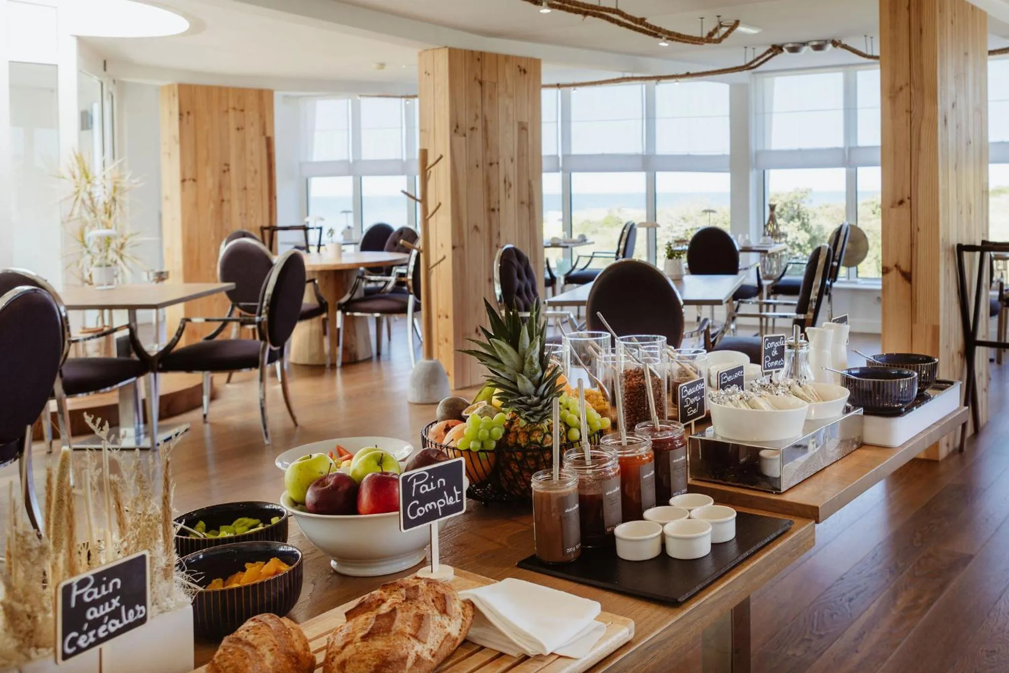 Breakfast in Hôtel & Spa Le Grand Large