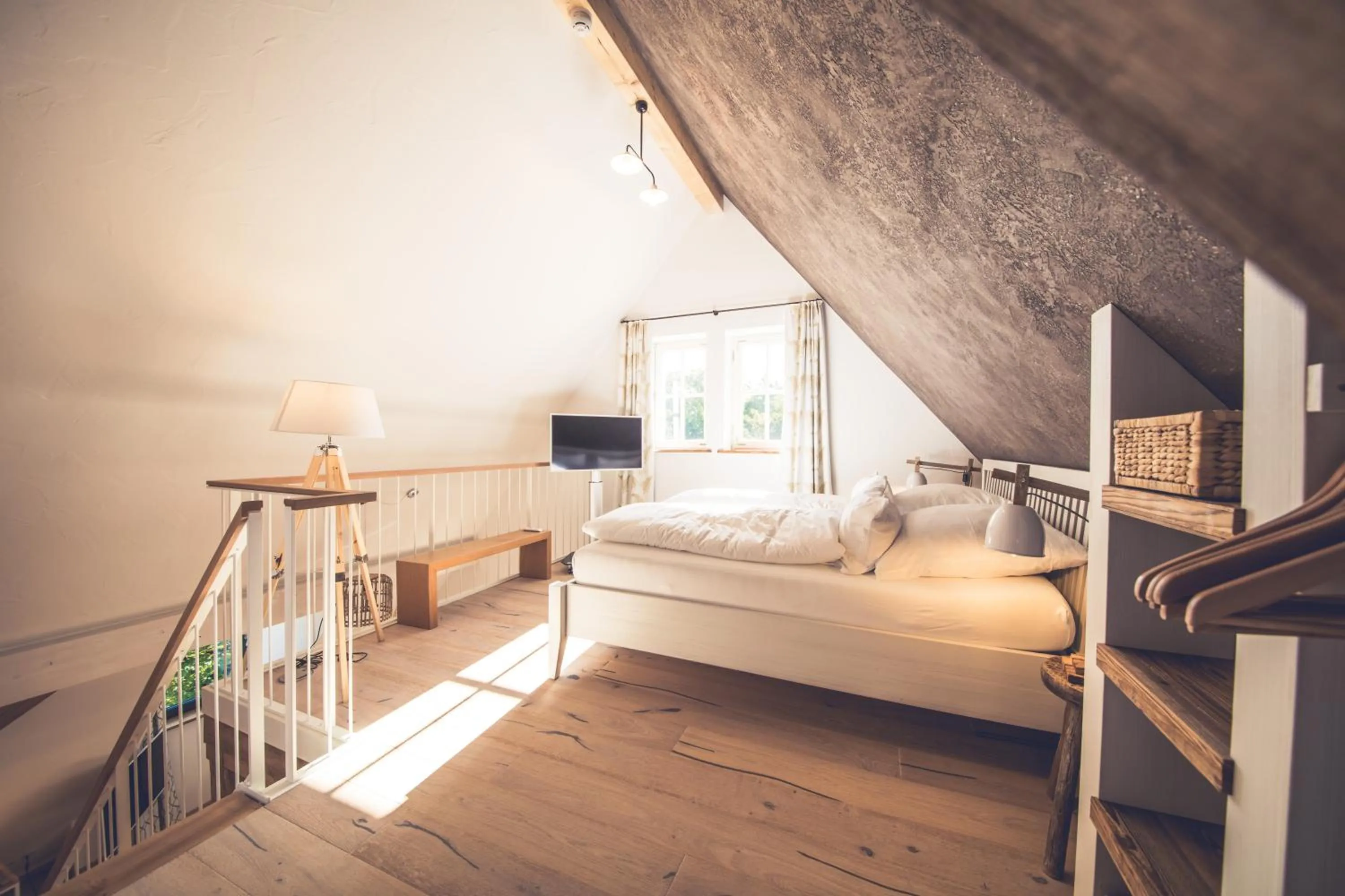 Bedroom, Bed in die Säge