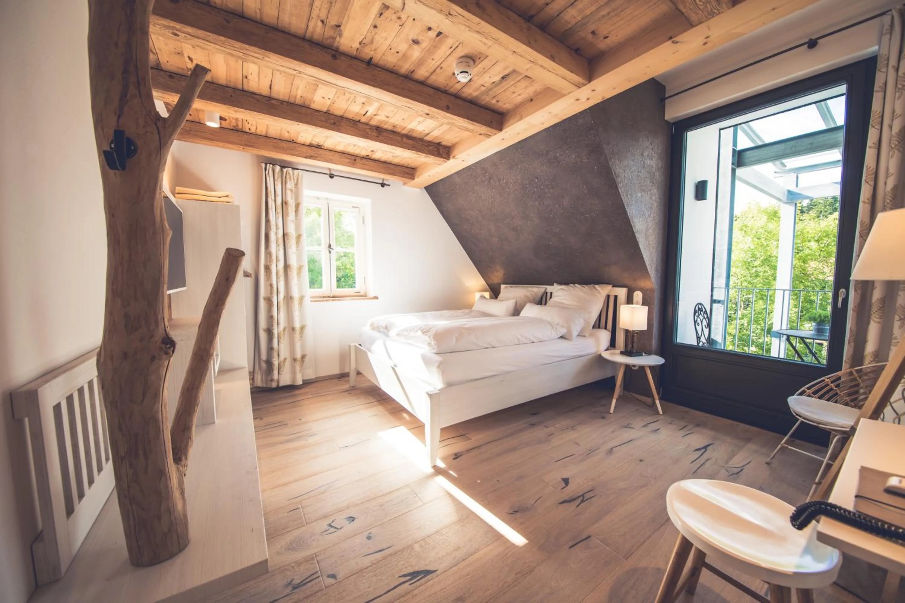 Photo of the whole room, Bed in die Säge