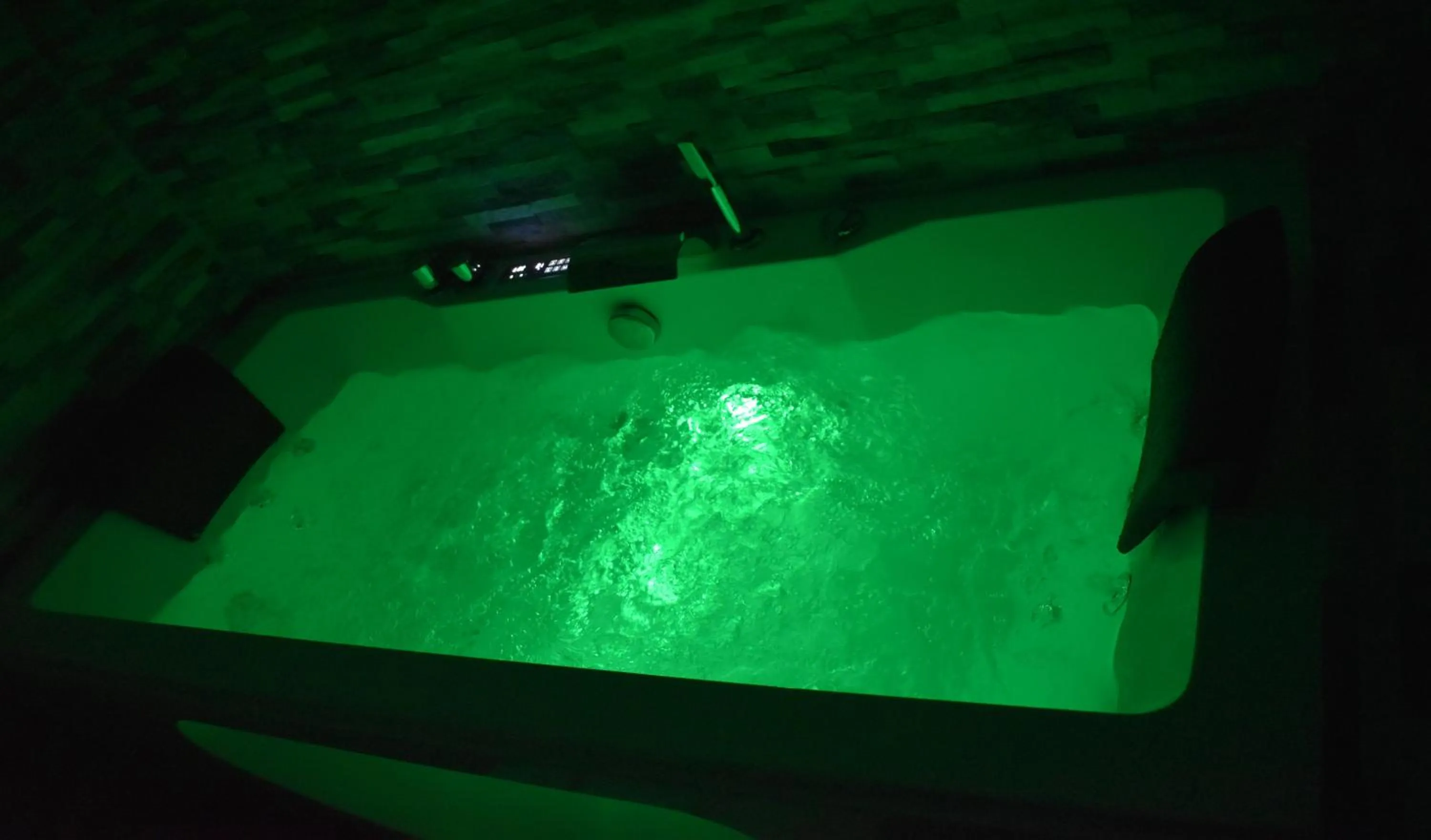 Spa and wellness centre/facilities in Logis Manoir de Fourcy