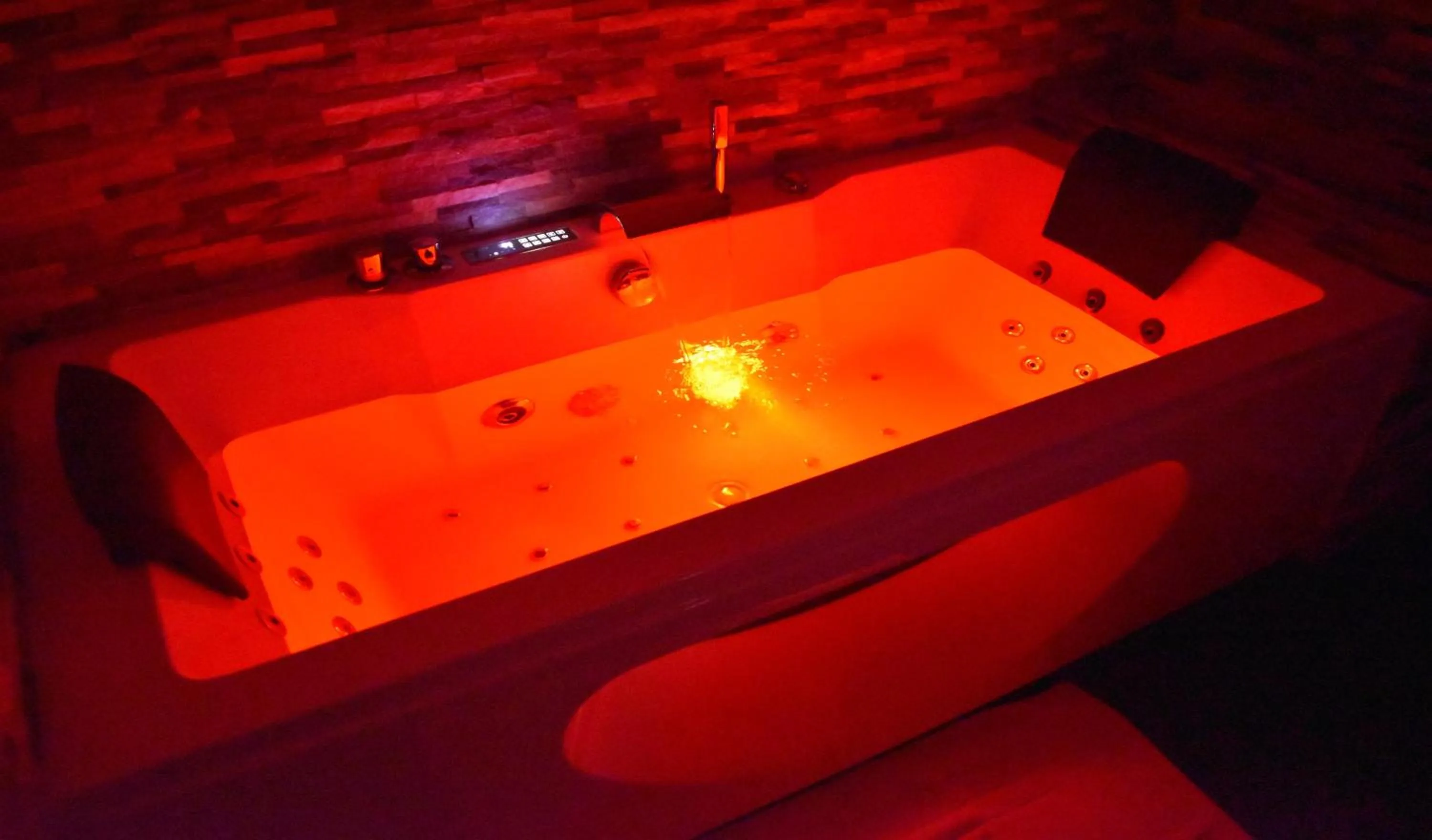 Spa and wellness centre/facilities in Logis Manoir de Fourcy