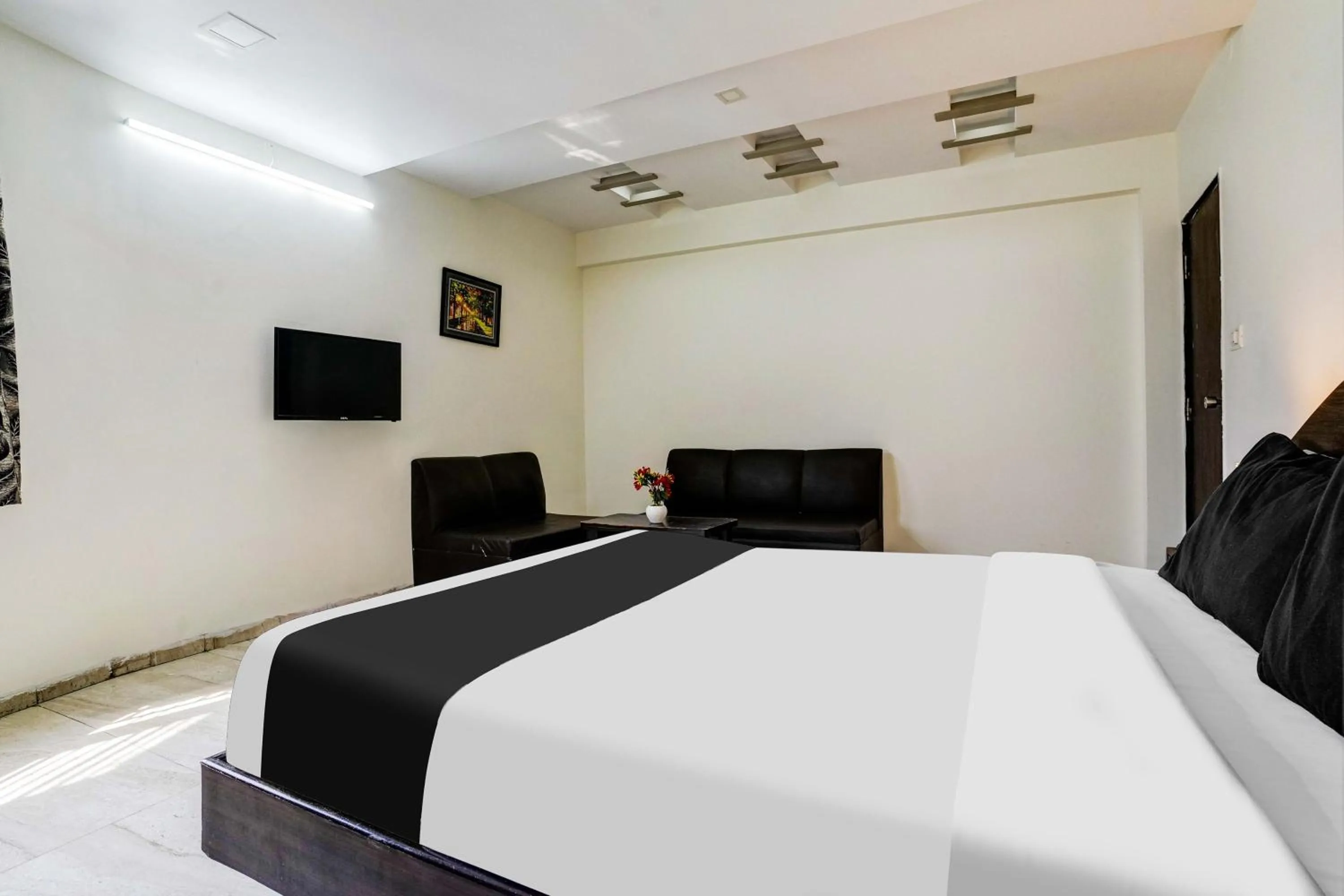 Bedroom, Bed in FabHotel Sahara Inn - Nr Vijay Mamta Theatre, Nashik Road