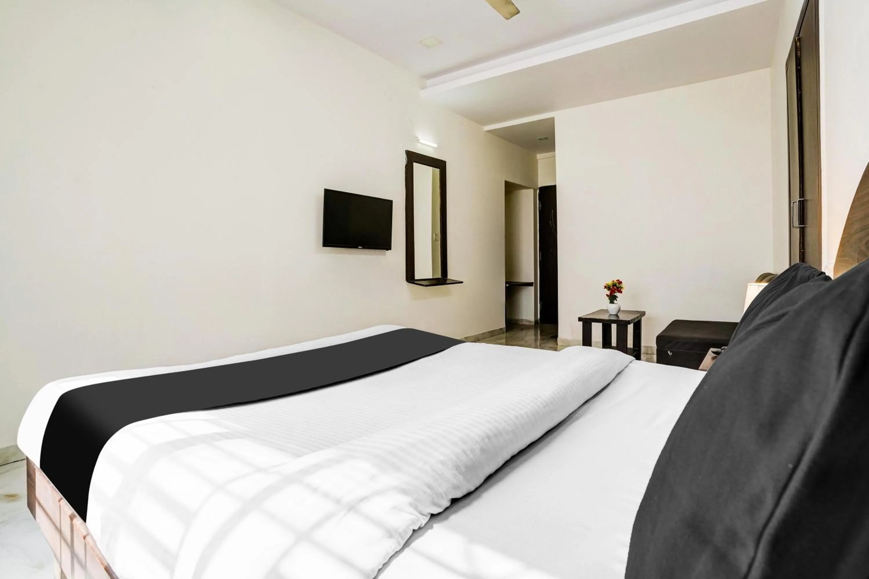 Bedroom, Bed in FabHotel Sahara Inn - Nr Vijay Mamta Theatre, Nashik Road
