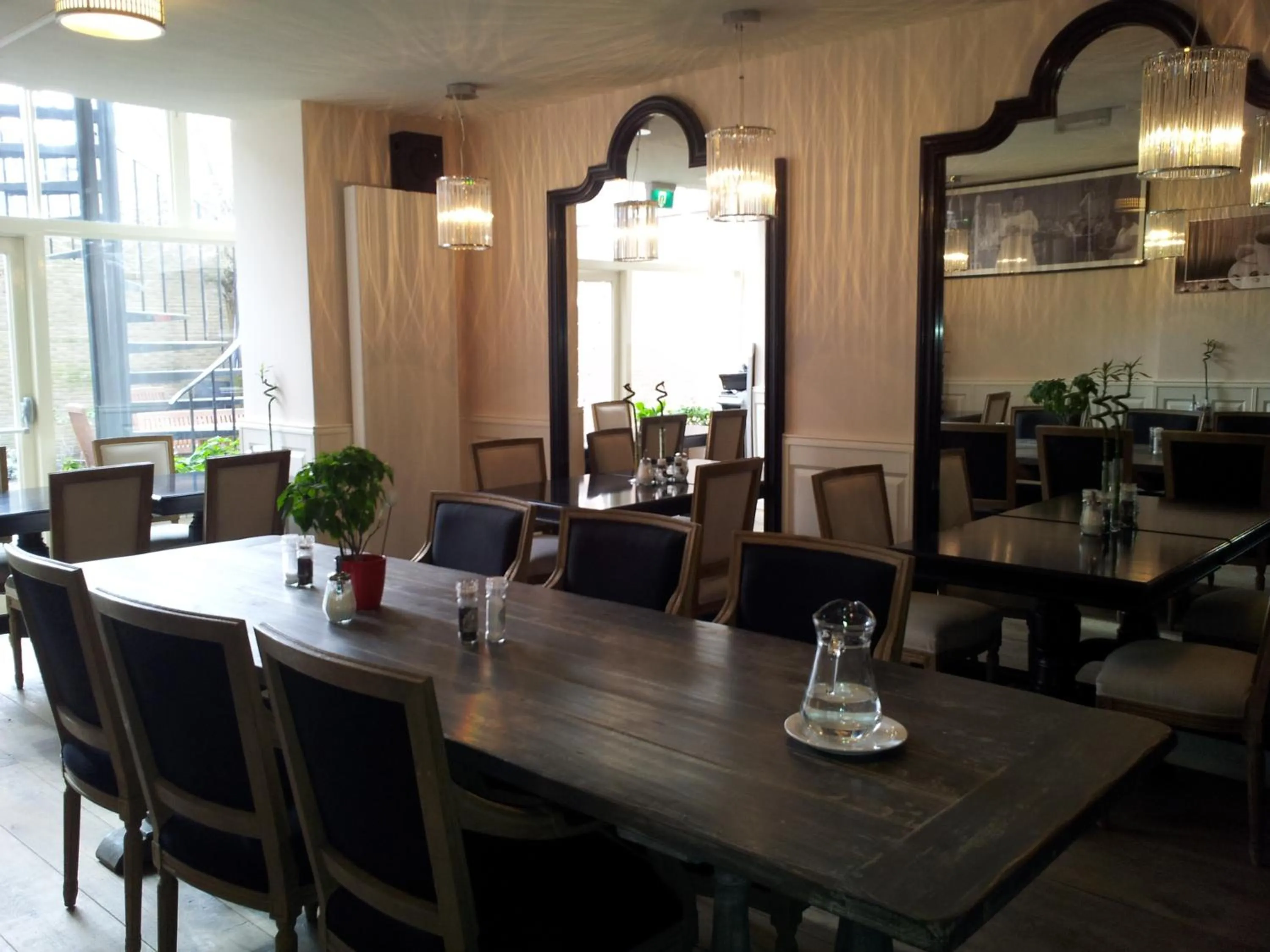 Restaurant/places to eat in The Concert Hotel