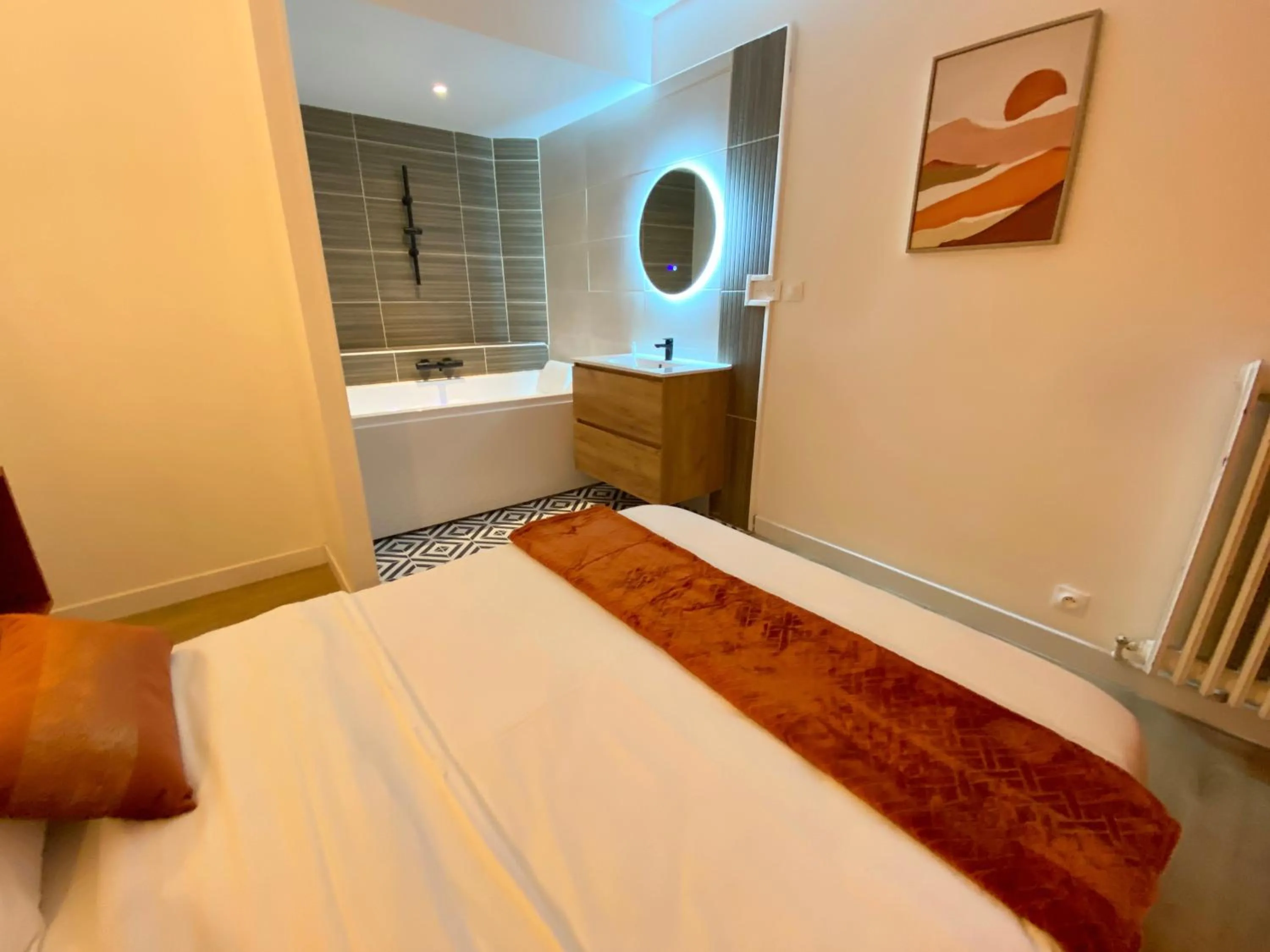 Hot Tub, Bed in L'Escale Appartements et Suites en bord de Mer