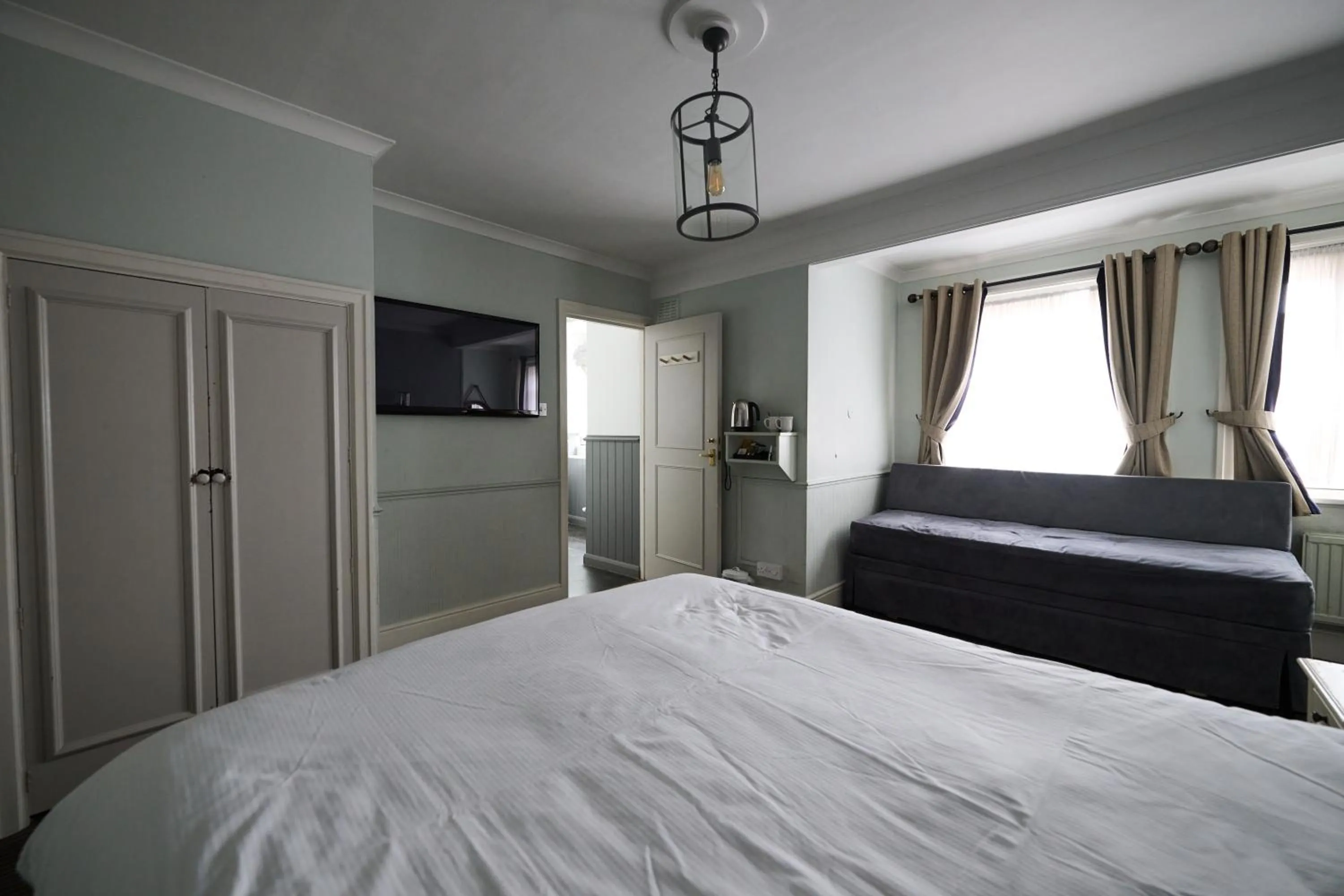Bedroom, Bed in White Hart, Newmarket by Marston's Inns