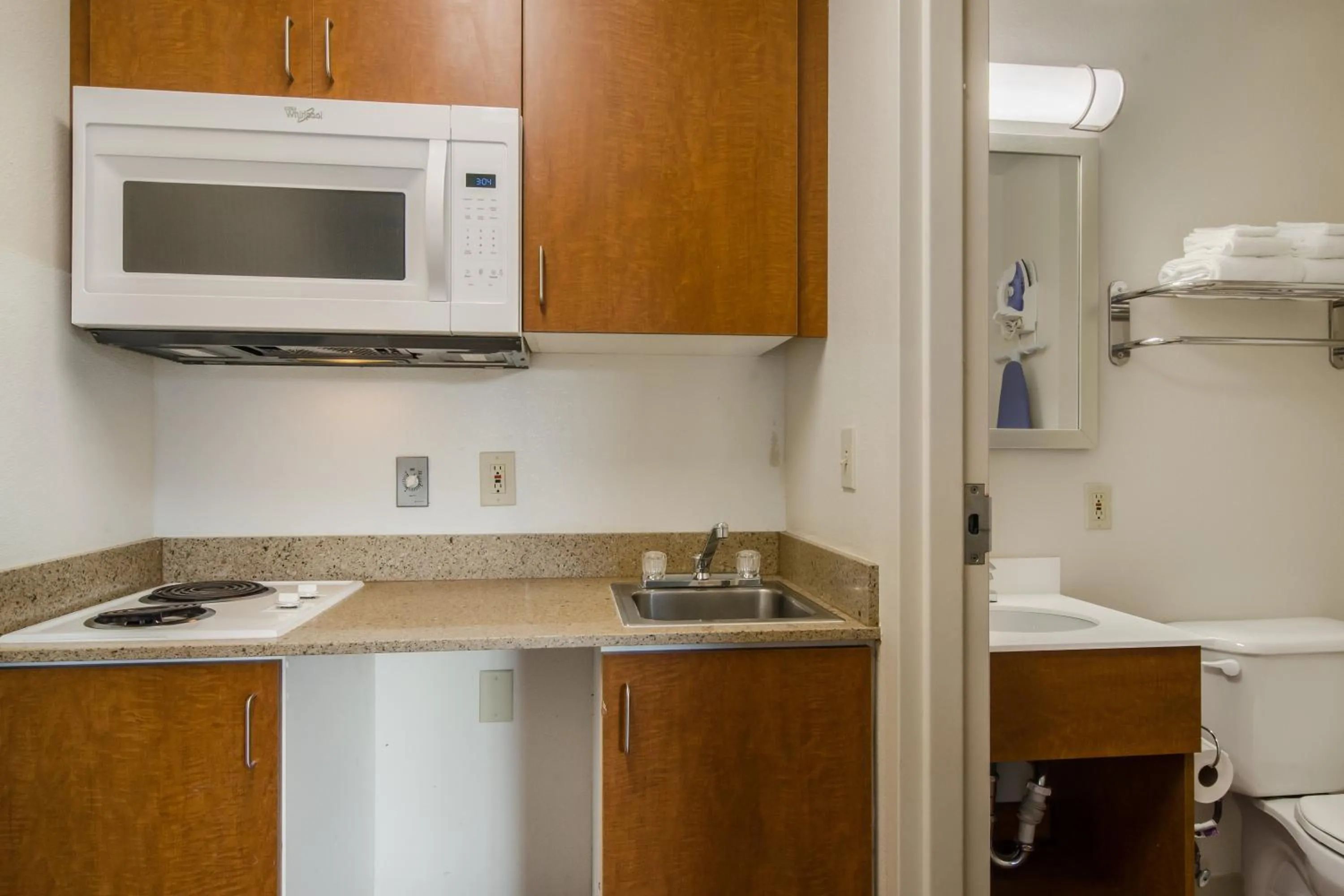 Kitchen or kitchenette in HomeTowne Studios by Red Roof Lake Charles - Sulphur