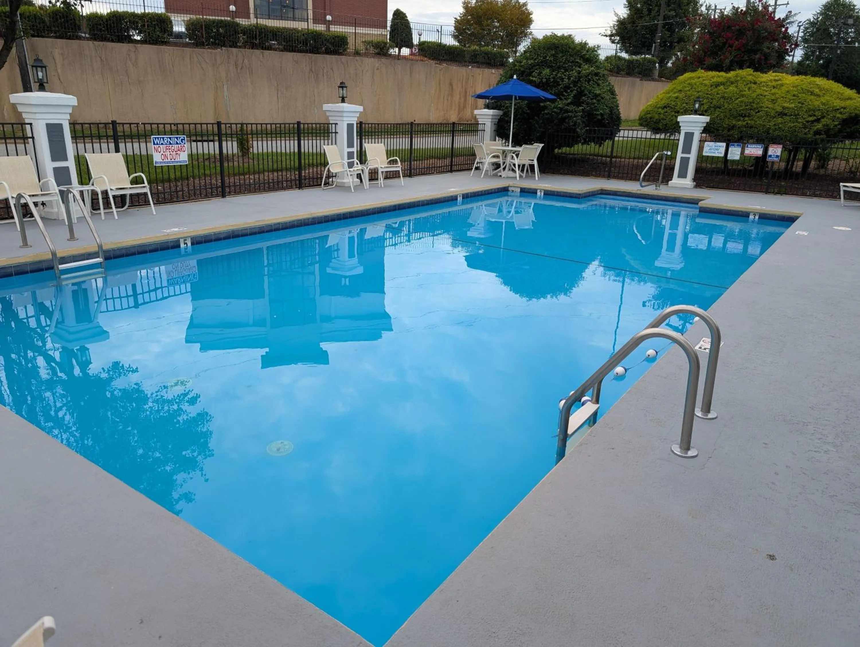 Swimming pool in Best Western Greensboro Coliseum Inn