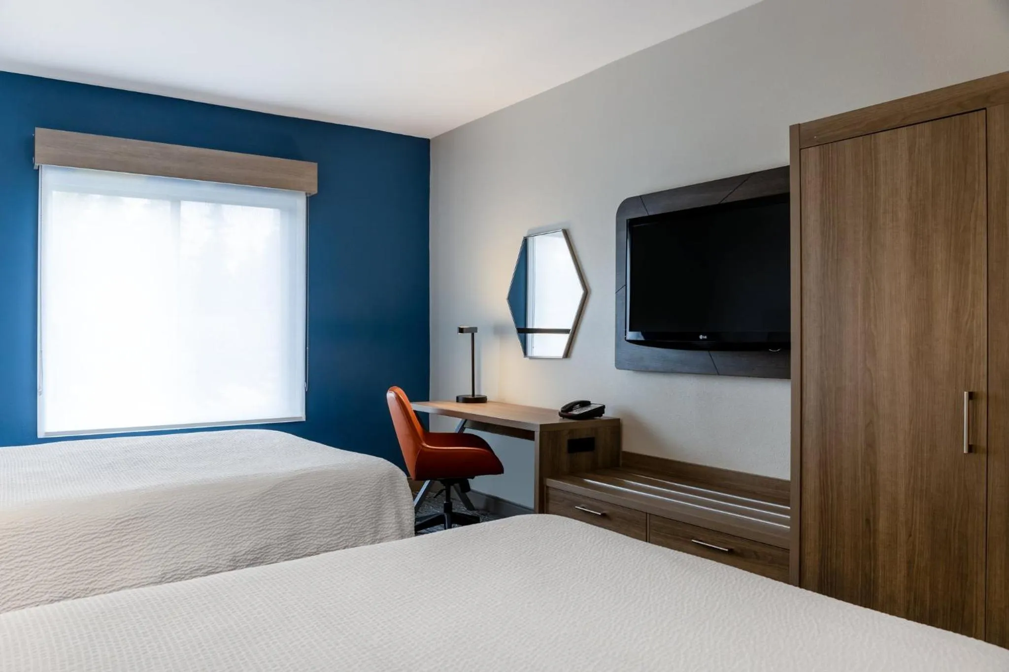 Photo of the whole room, Bed in Holiday Inn Express Vancouver North by IHG