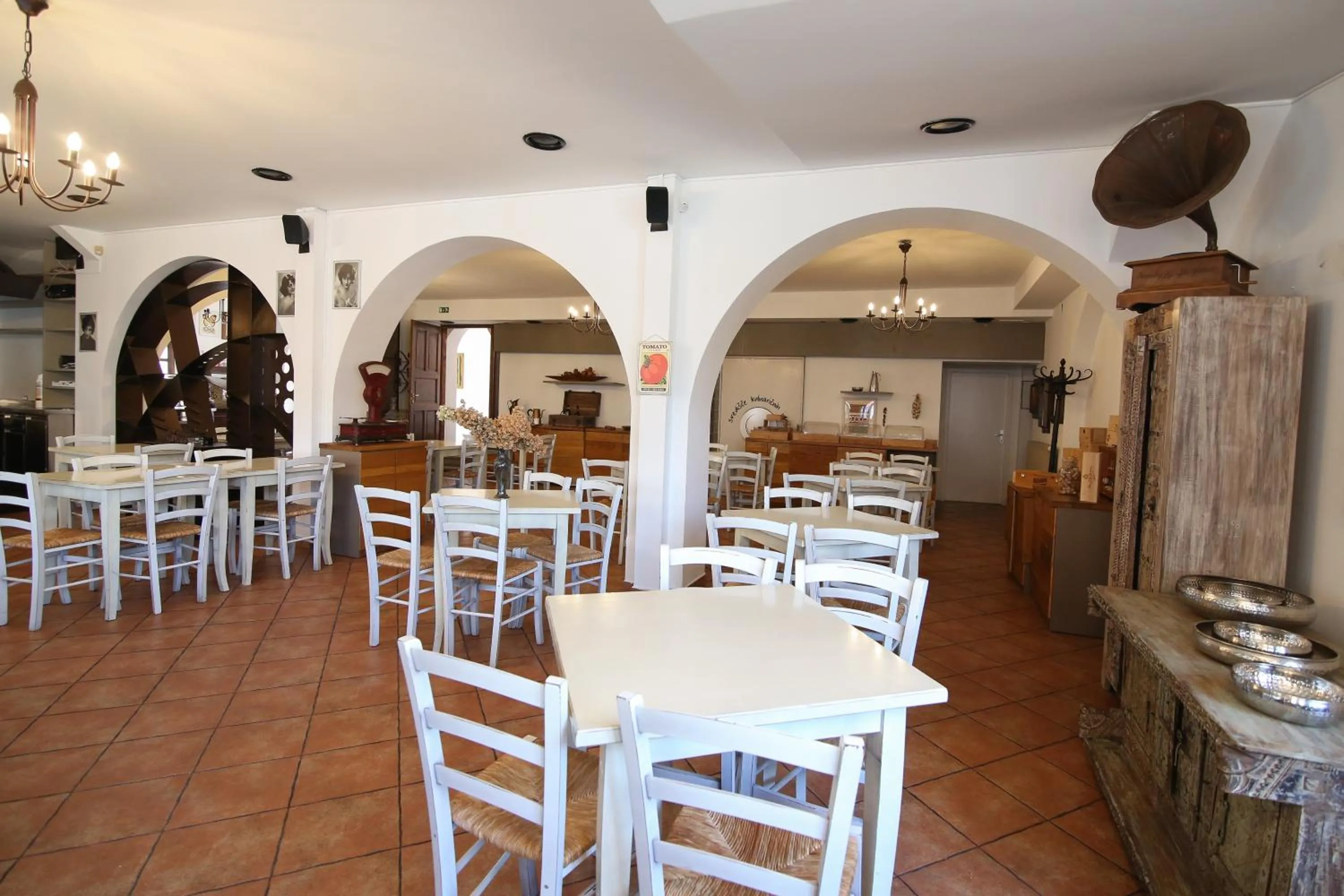 Restaurant/places to eat in Hotel Katrca