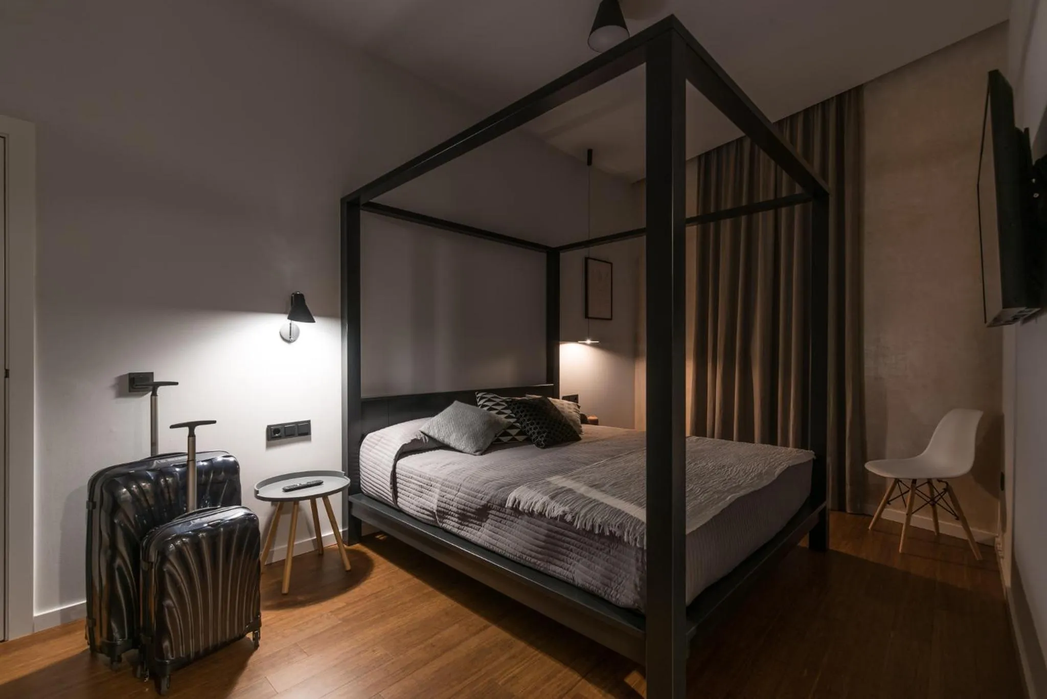 Photo of the whole room, Bed in Welldone Antiquarium