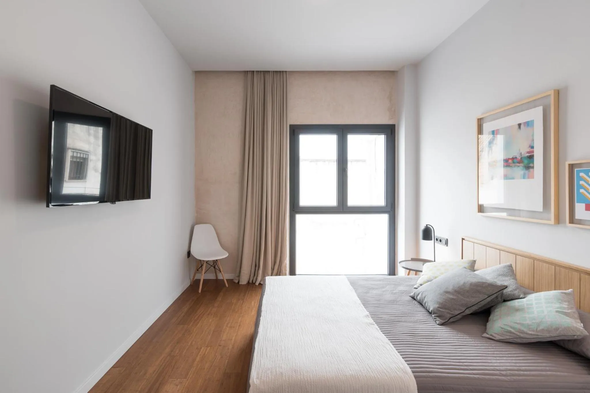 Photo of the whole room, Bed in Welldone Antiquarium