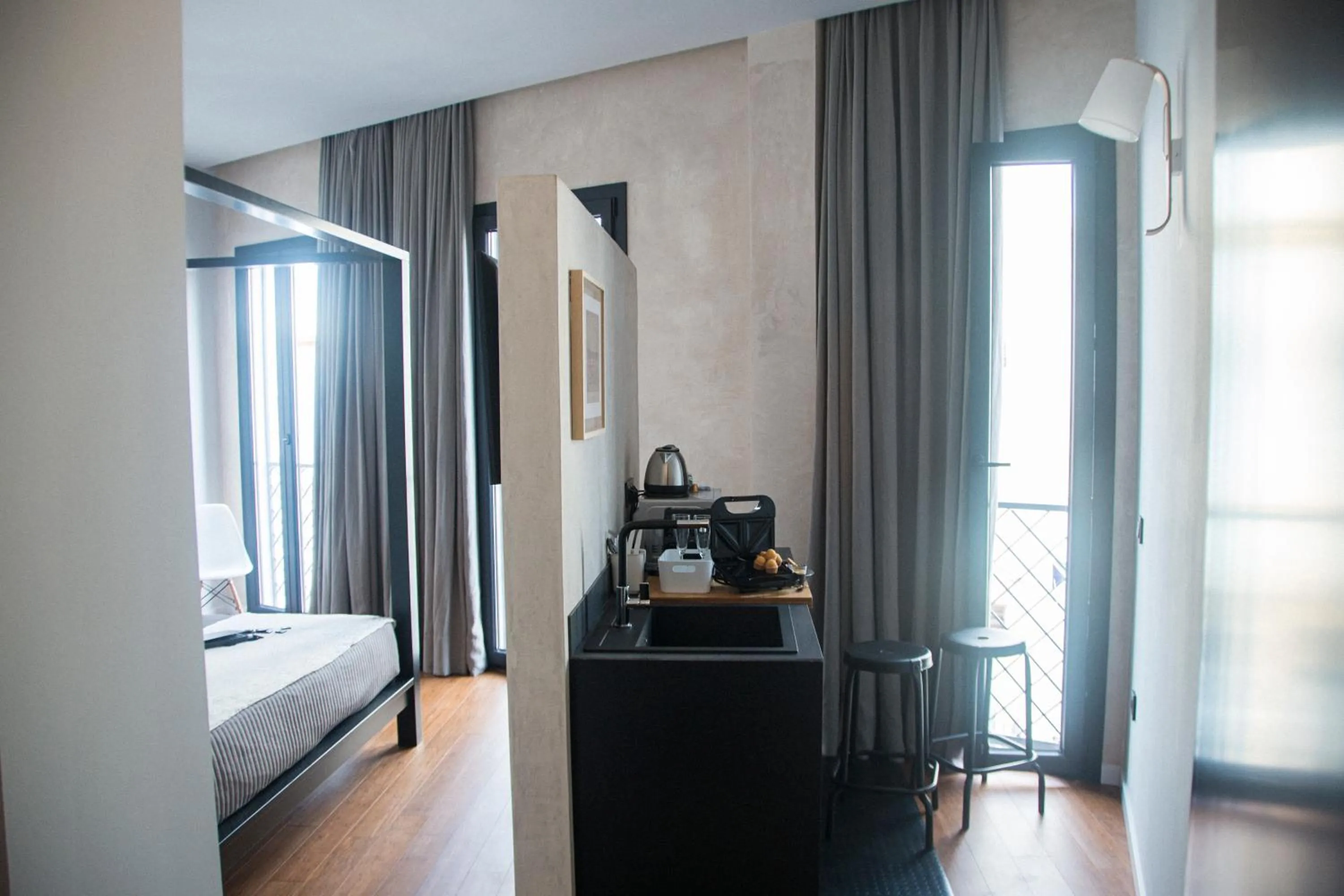 Photo of the whole room, Bed in Welldone Antiquarium