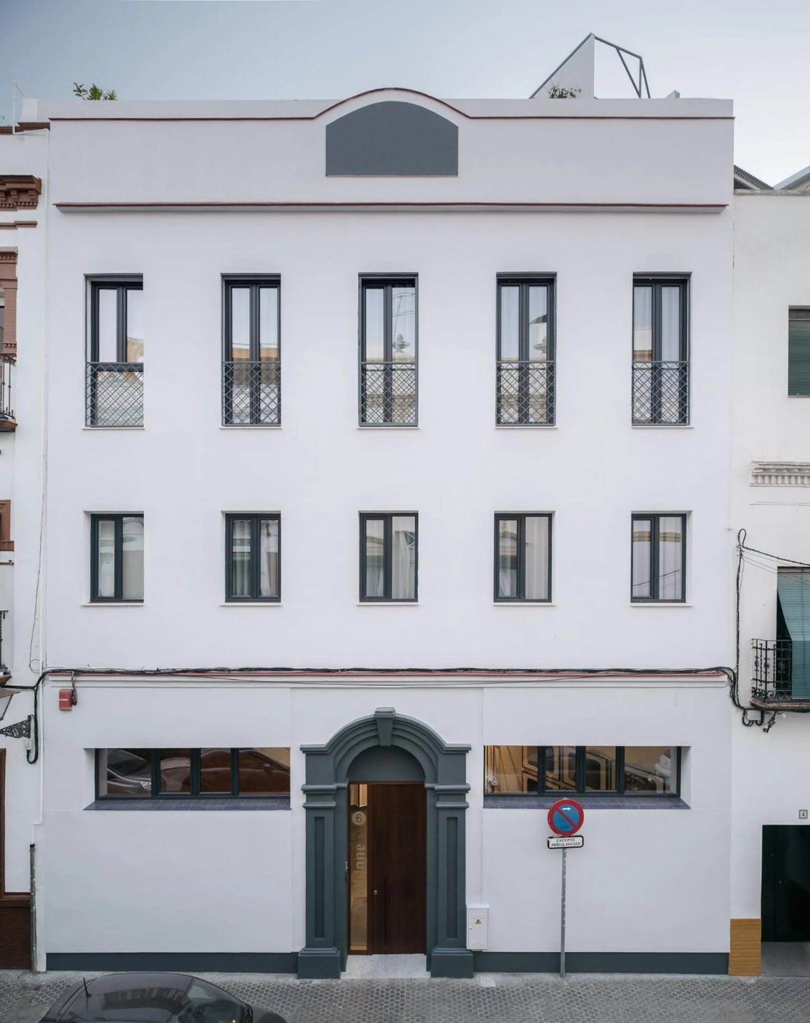 Facade/entrance in Welldone Antiquarium