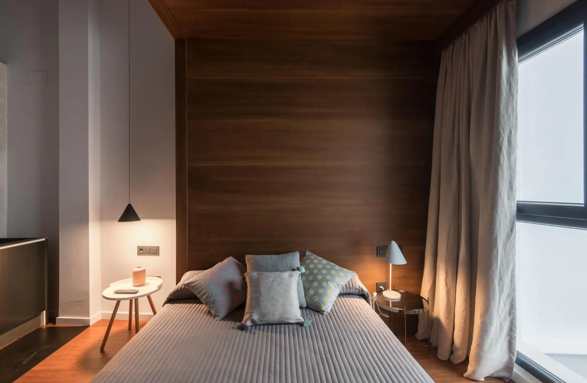 Photo of the whole room, Bed in Welldone Antiquarium