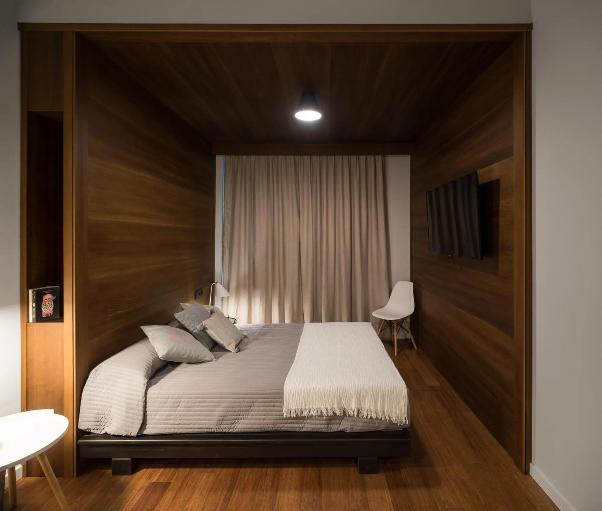 Photo of the whole room, Bed in Welldone Antiquarium