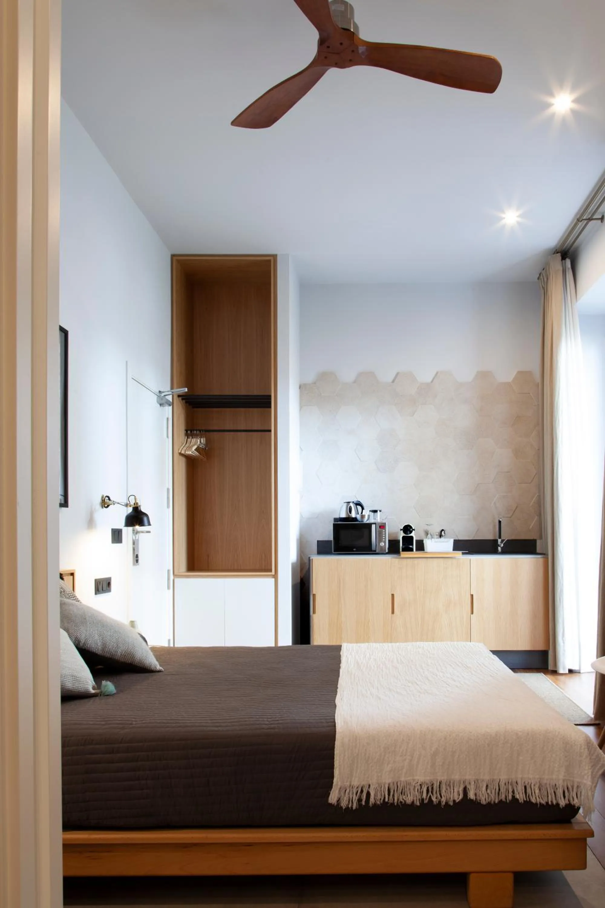 Kitchen or kitchenette, Bed in Welldone Metropol