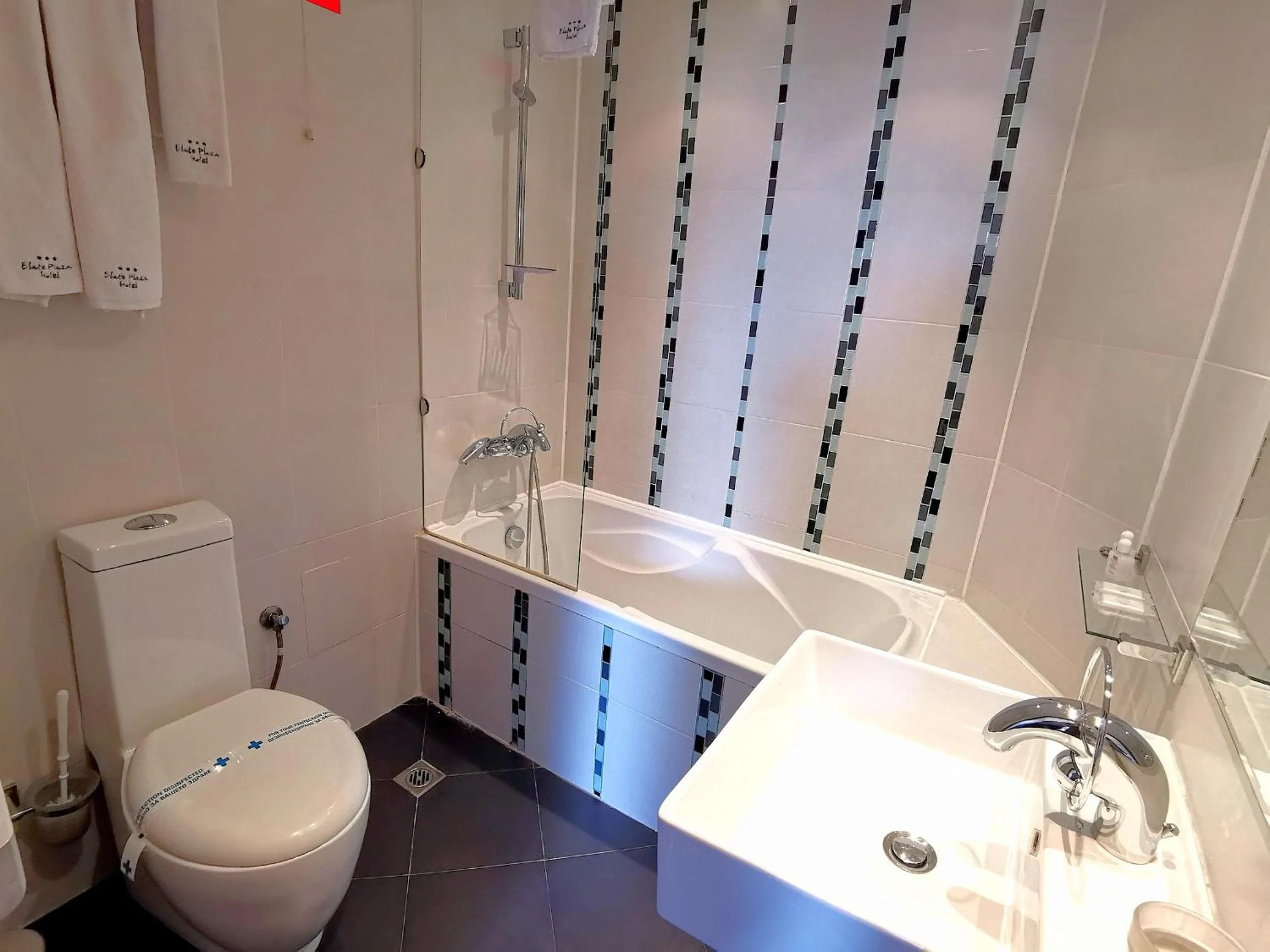 Shower in Elate Plaza Hotel