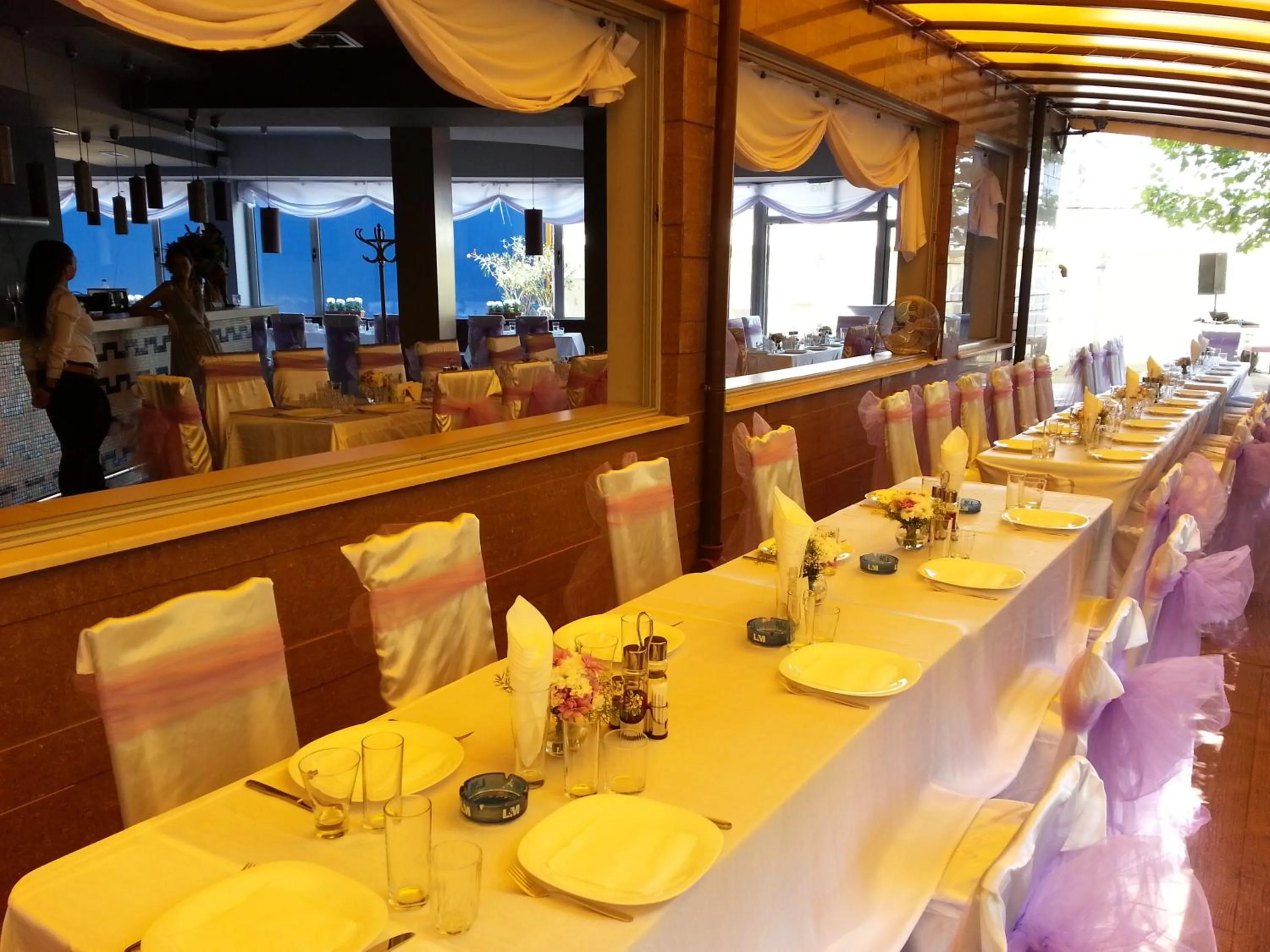 Restaurant/places to eat in Elate Plaza Hotel