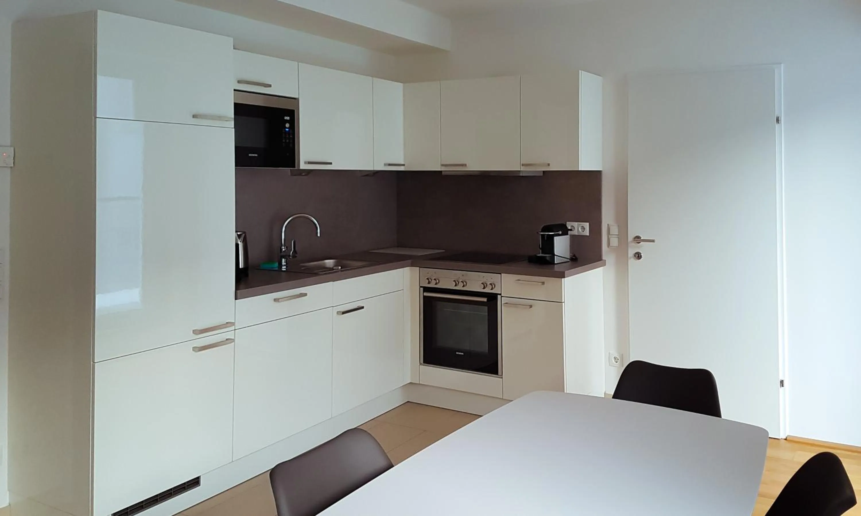 Dining area in 4 Beds and More Vienna Apartments - Contactless check-in