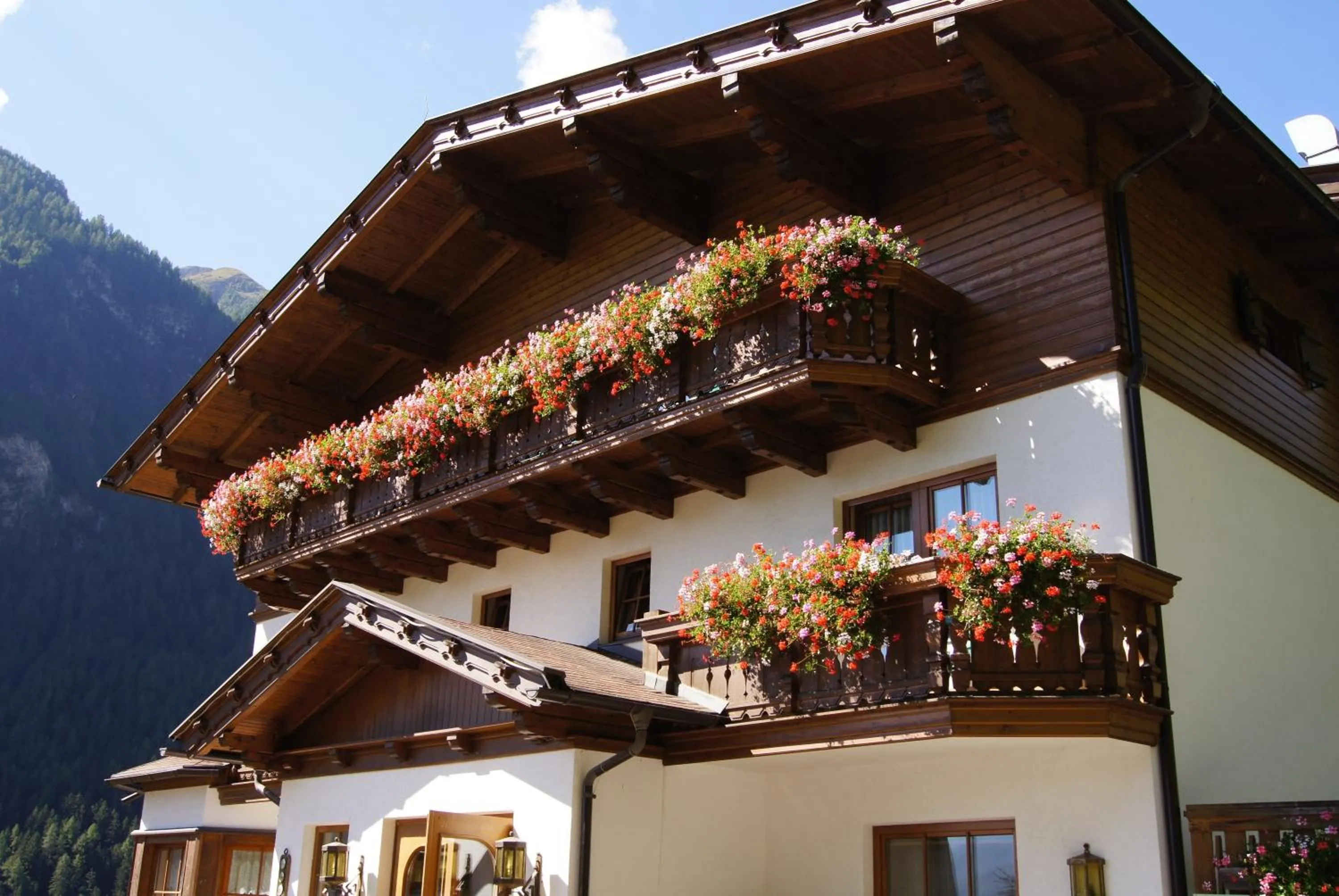 Facade/entrance in Alpin Panoramahotel Lärchenhof