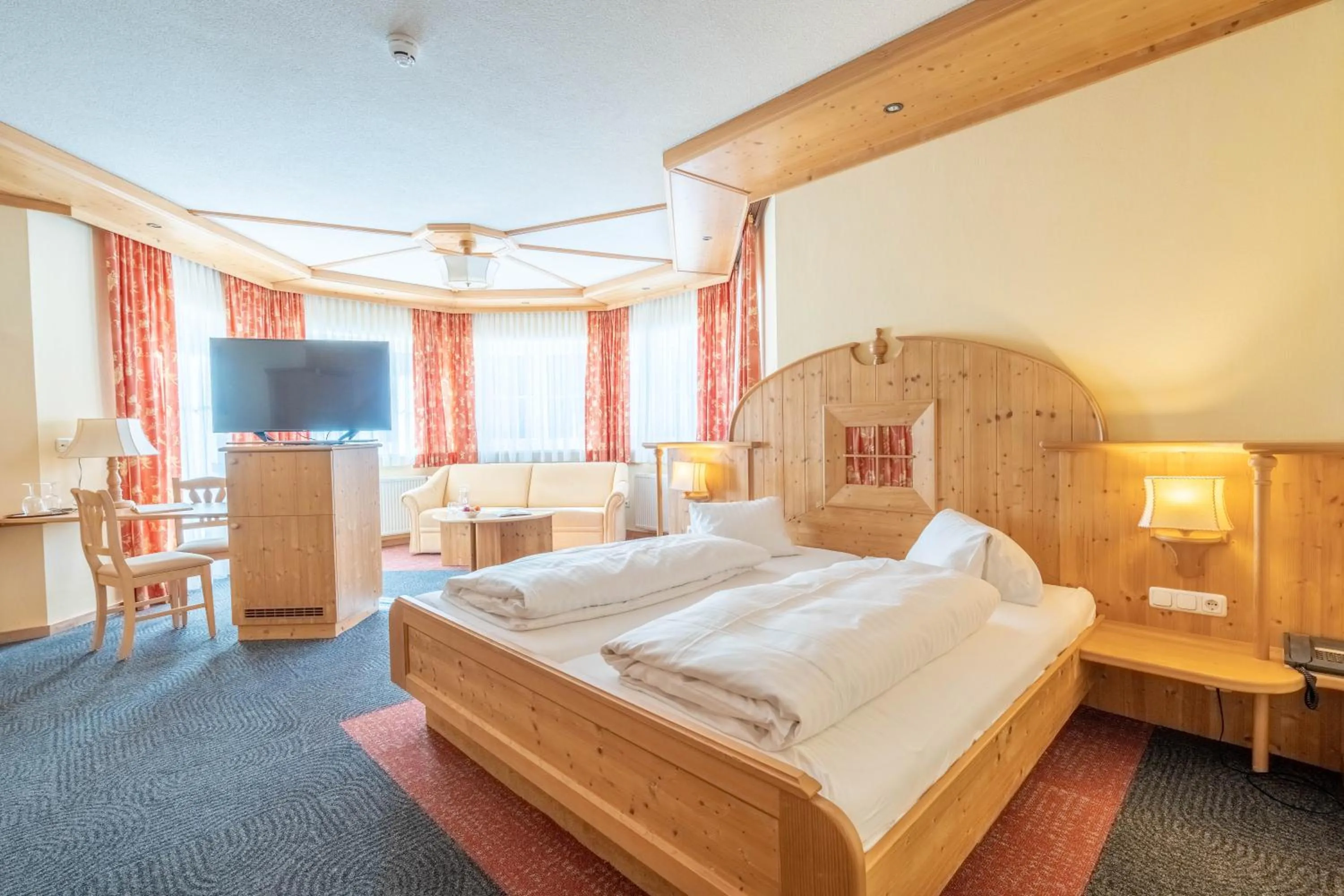 Photo of the whole room, Bed in Alpin Panoramahotel Lärchenhof