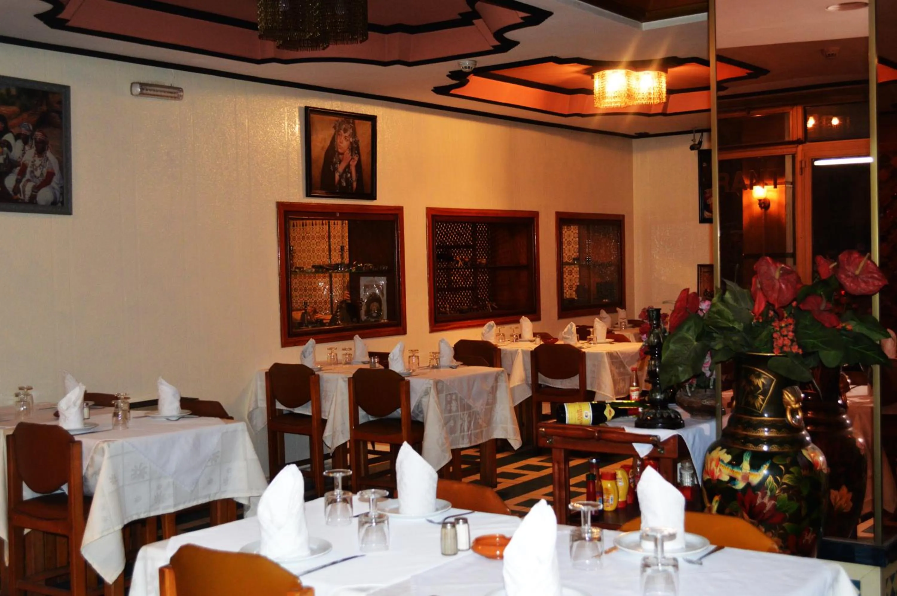 Restaurant/places to eat in Hotel Amalay