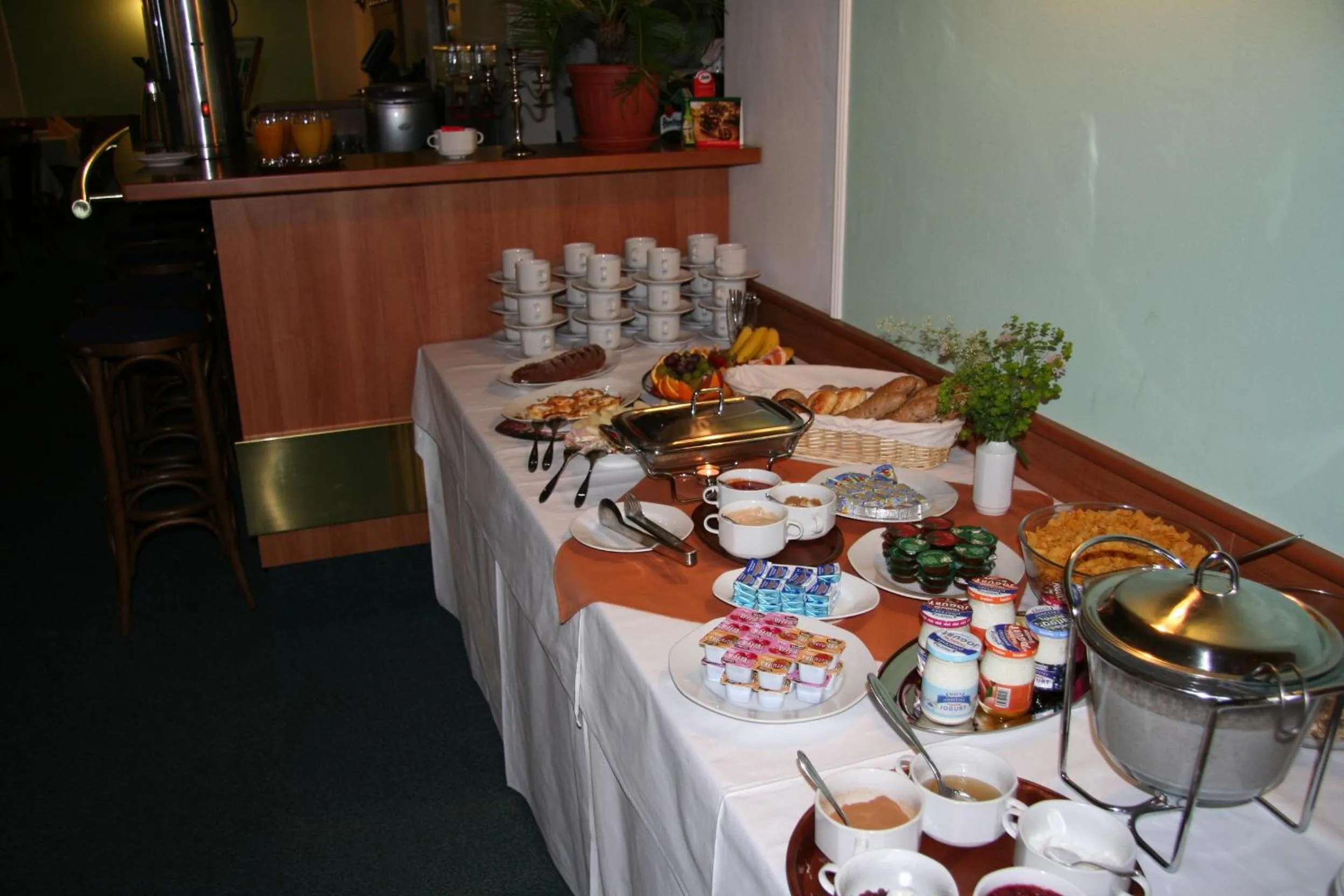 Restaurant/places to eat in Lazensky Hotel Park