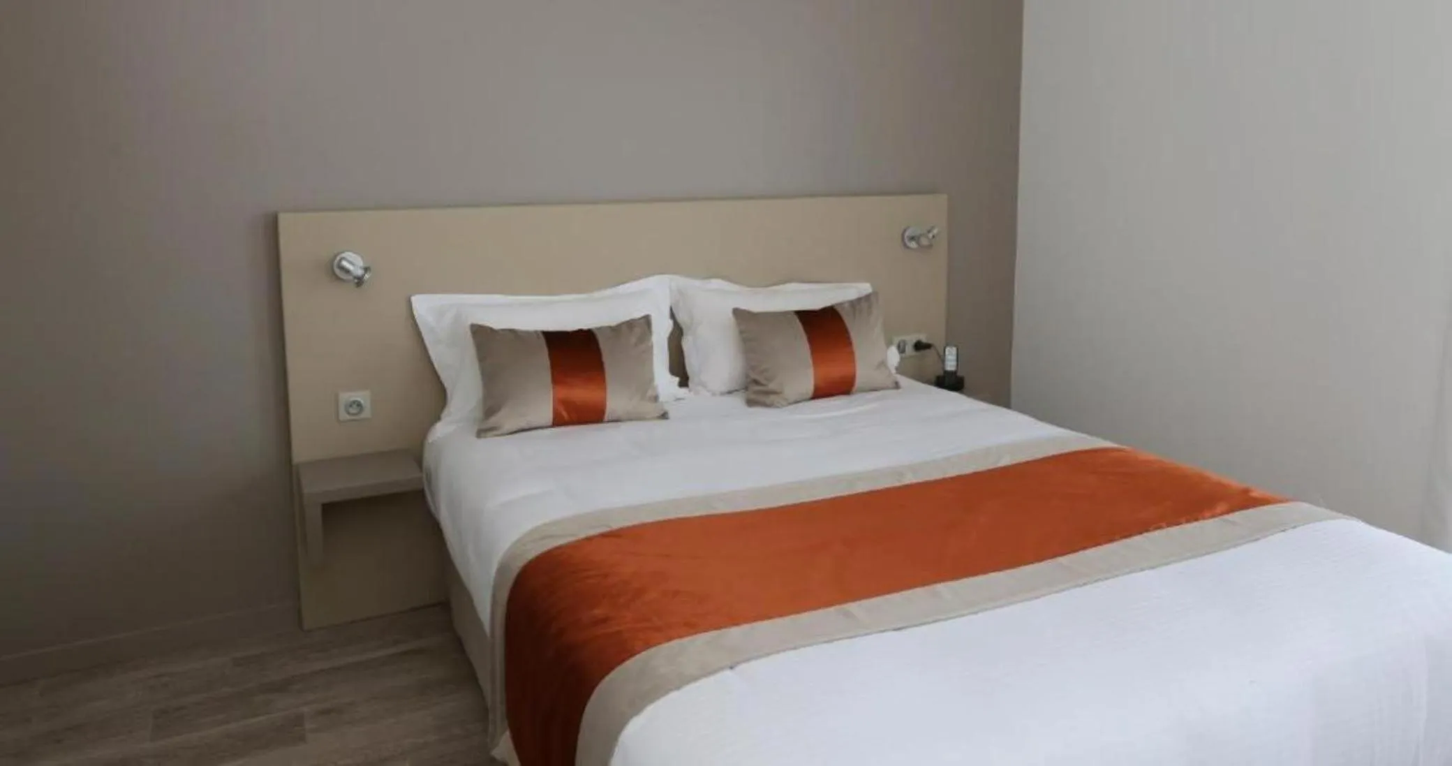 Bed in Les Criquets Hôtel & Spa