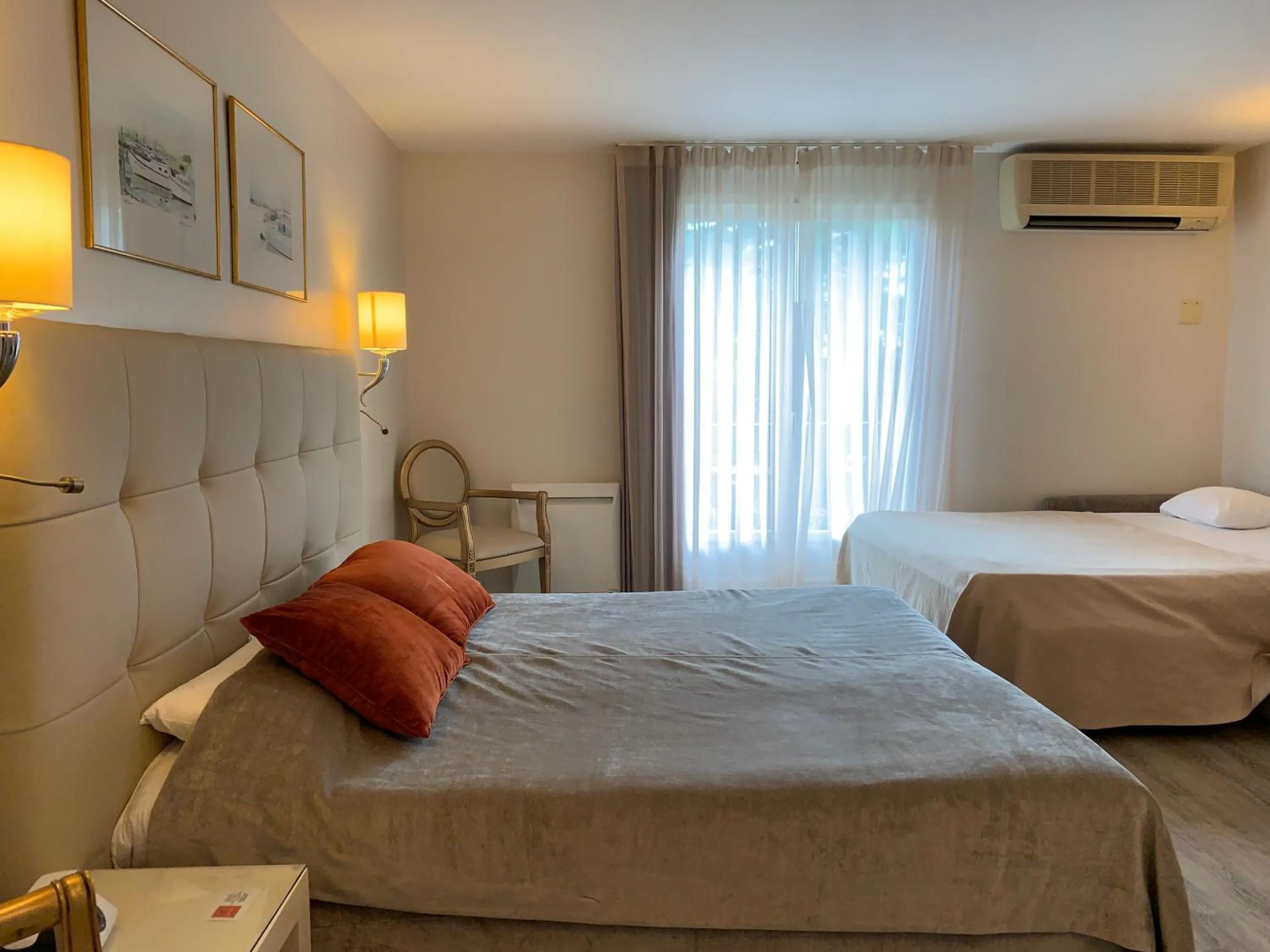 Bed in Les Criquets Hôtel & Spa