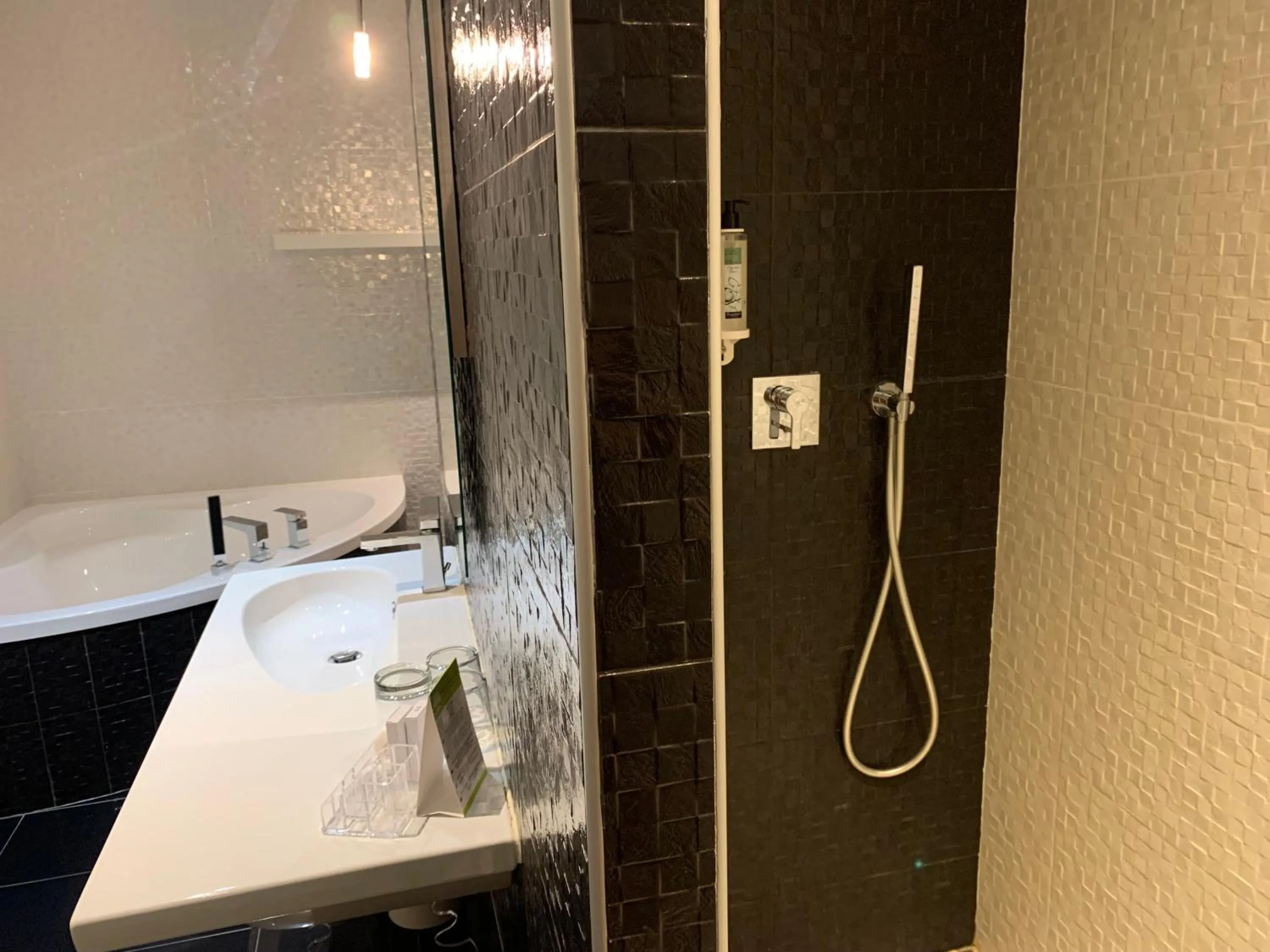 Bathroom in Les Criquets Hôtel & Spa