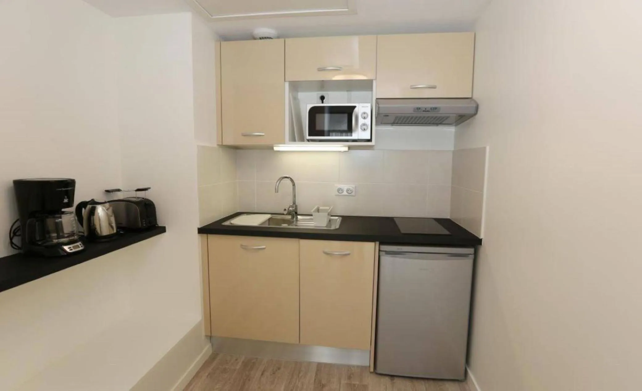 Kitchen or kitchenette in Les Criquets Hôtel & Spa