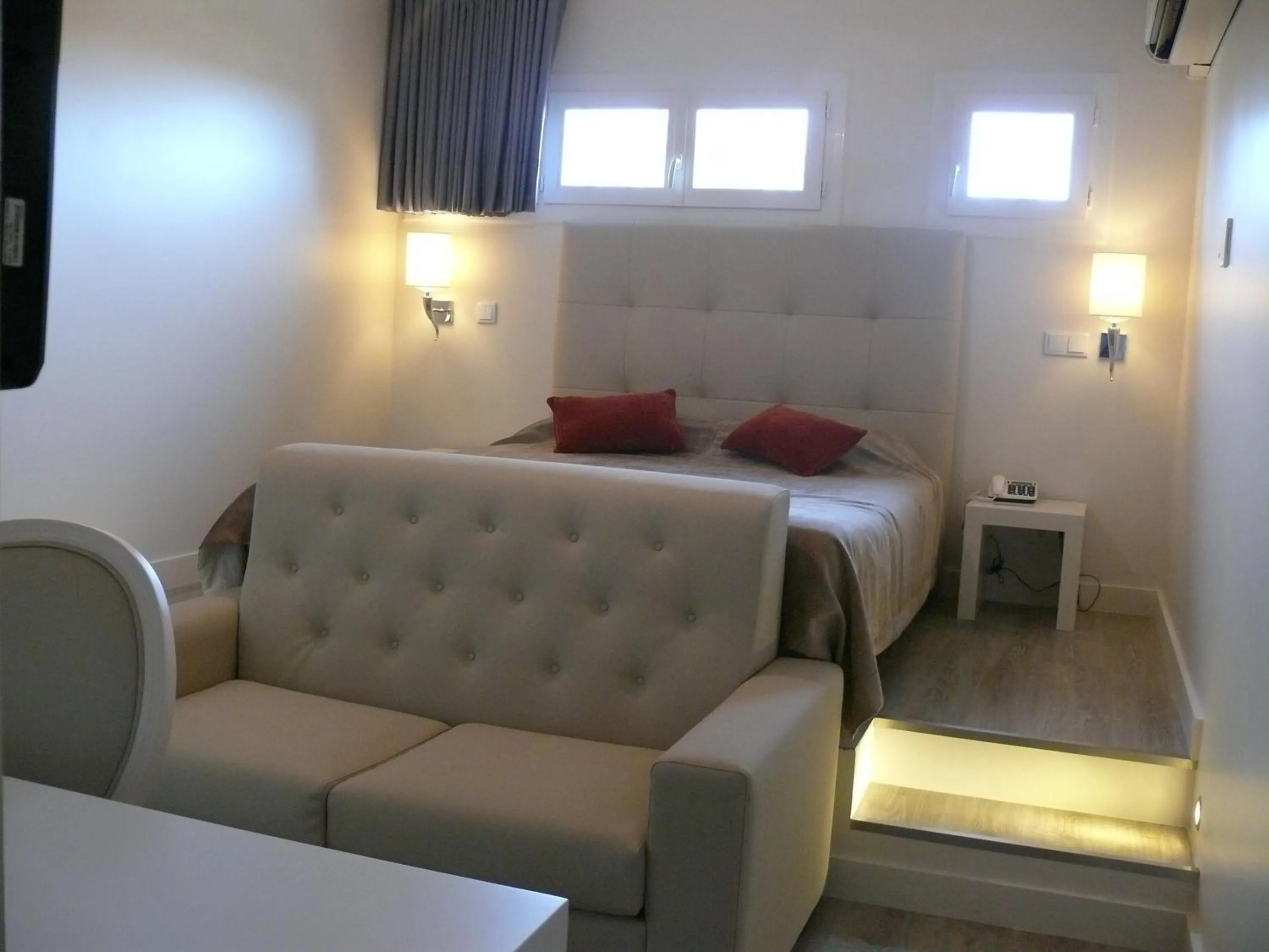 Photo of the whole room in Les Criquets Hôtel & Spa