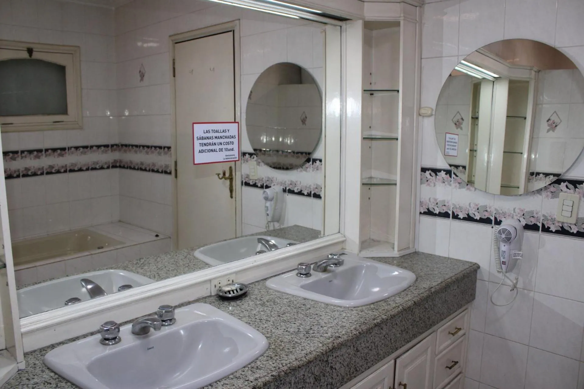 Bathroom in Aparthotel Maison Suisse