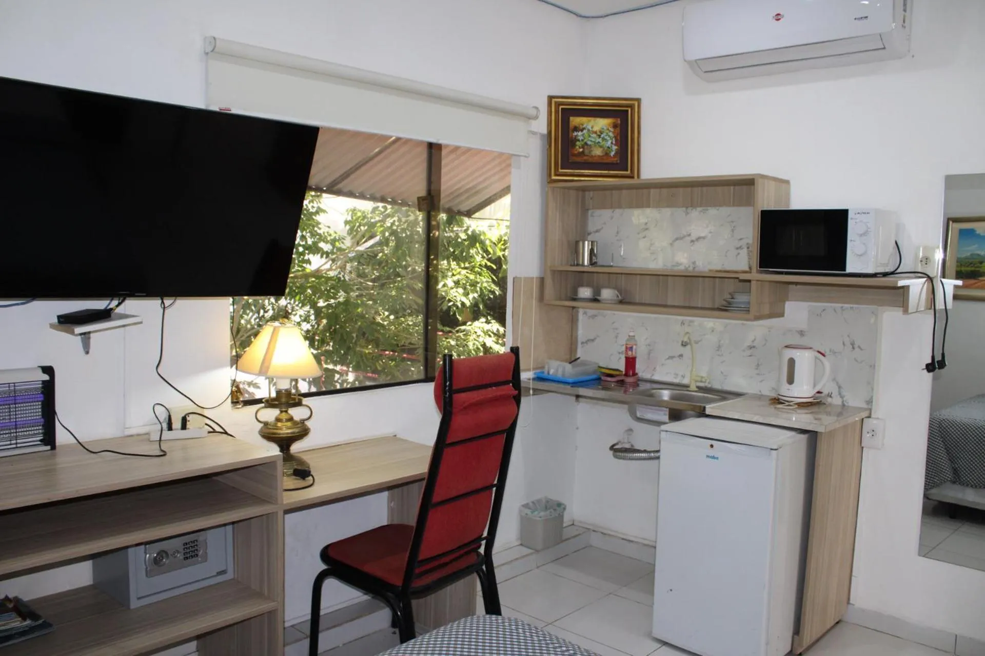 TV and multimedia in Aparthotel Maison Suisse