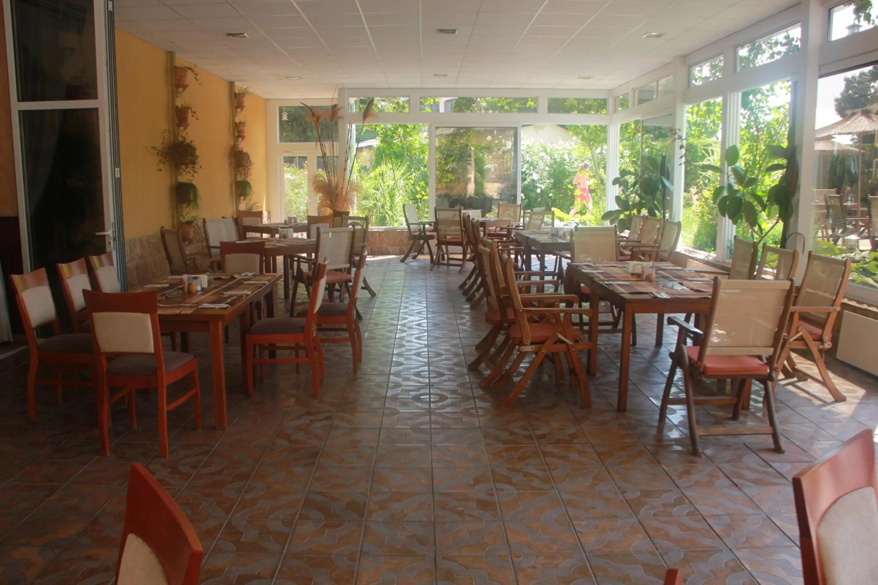 Restaurant/places to eat in Joya Park Hotel