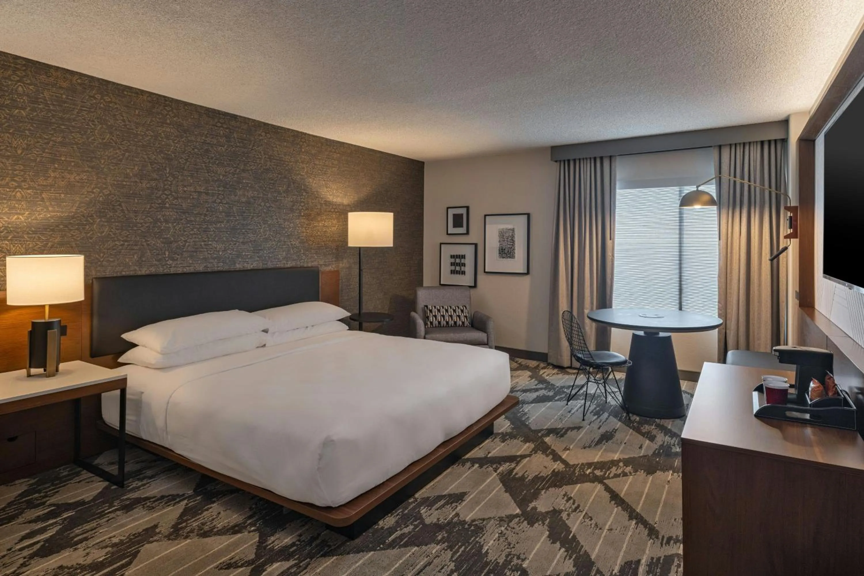 Photo of the whole room, Bed in Sheraton Albuquerque Airport Hotel