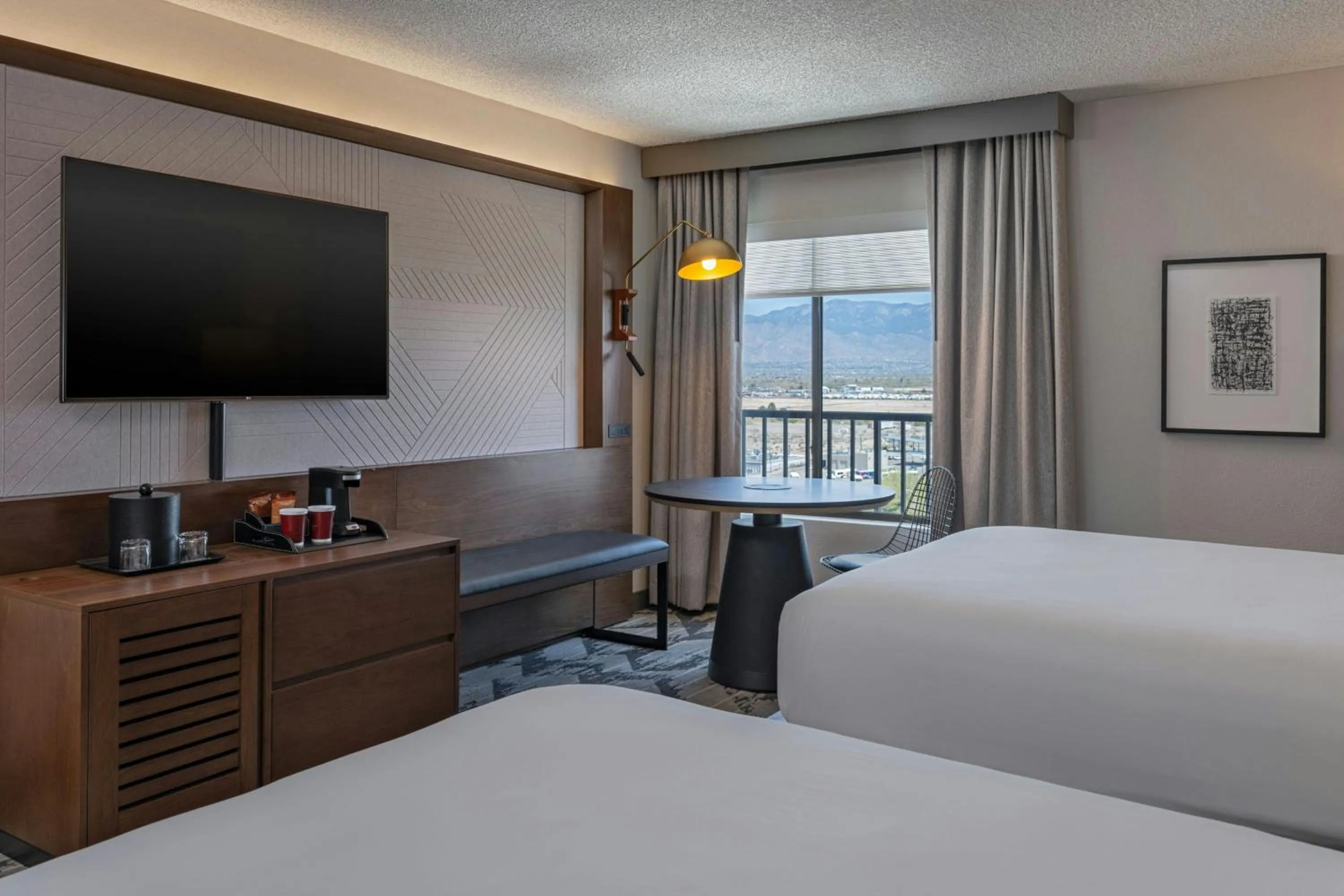 Photo of the whole room, Bed in Sheraton Albuquerque Airport Hotel