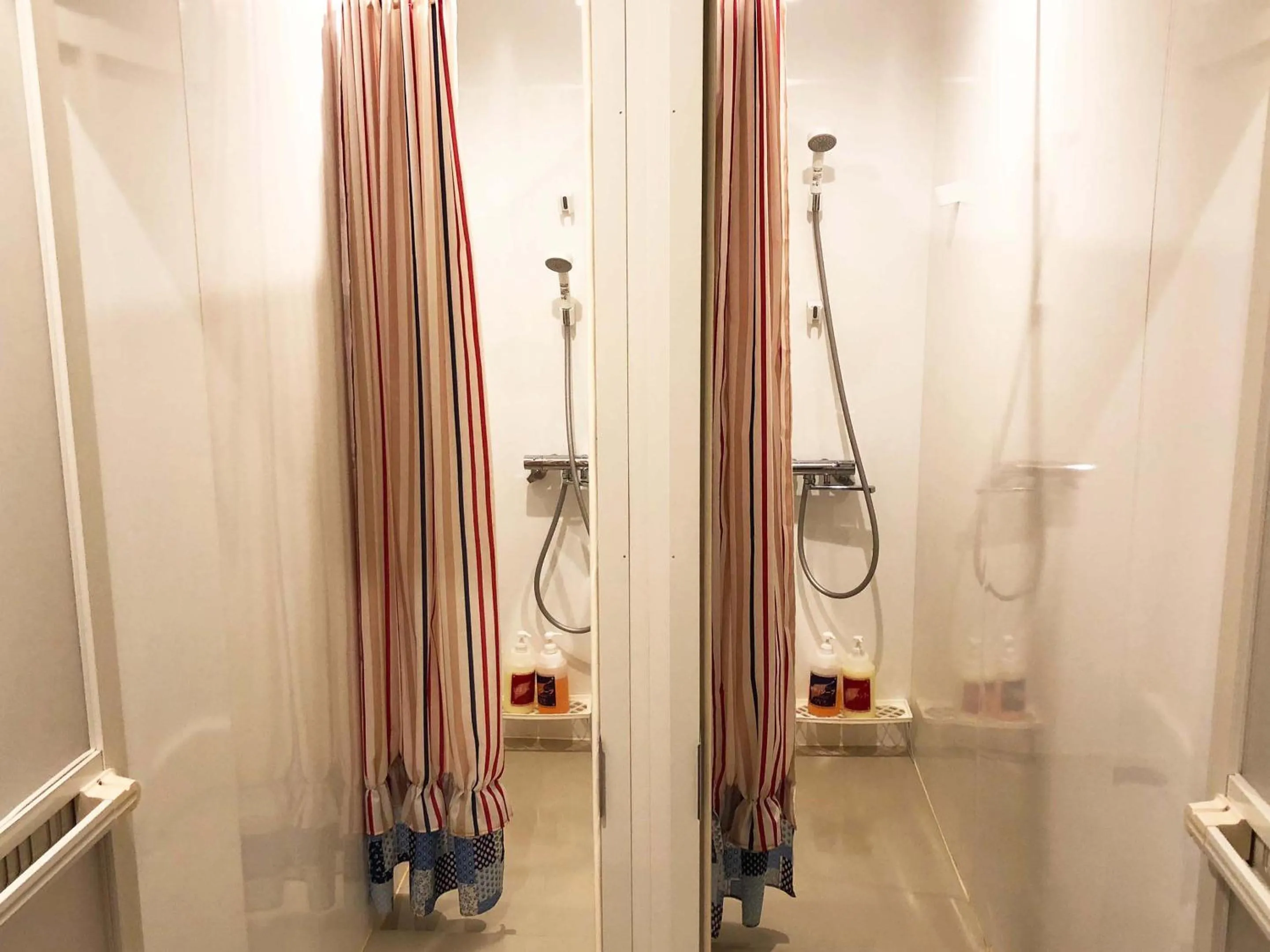 Shower in Guesthouse Otaru Wanokaze