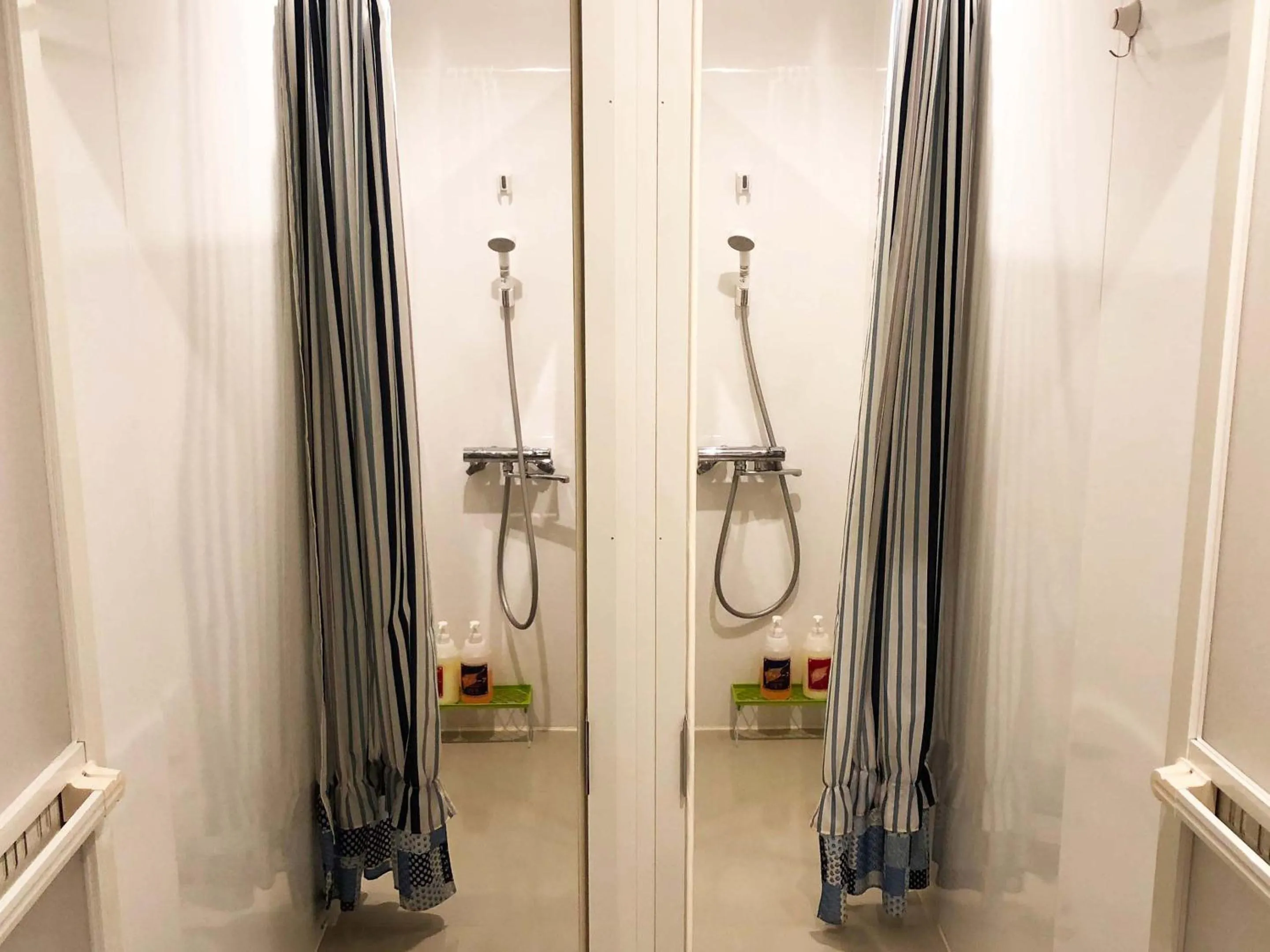 Shower in Guesthouse Otaru Wanokaze