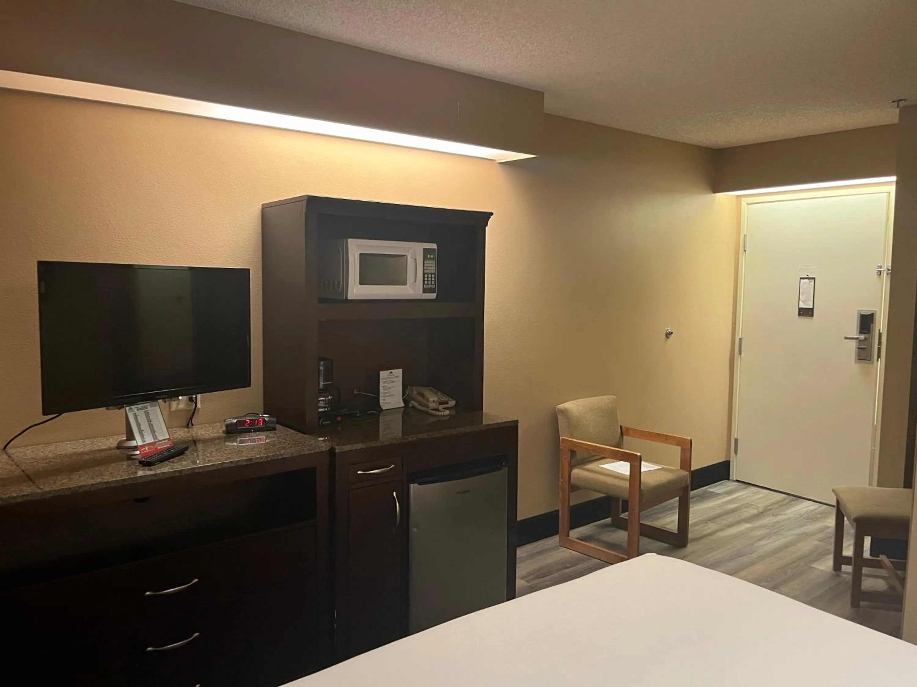 TV and multimedia, Bed in Americas Best Value Inn Kalispell
