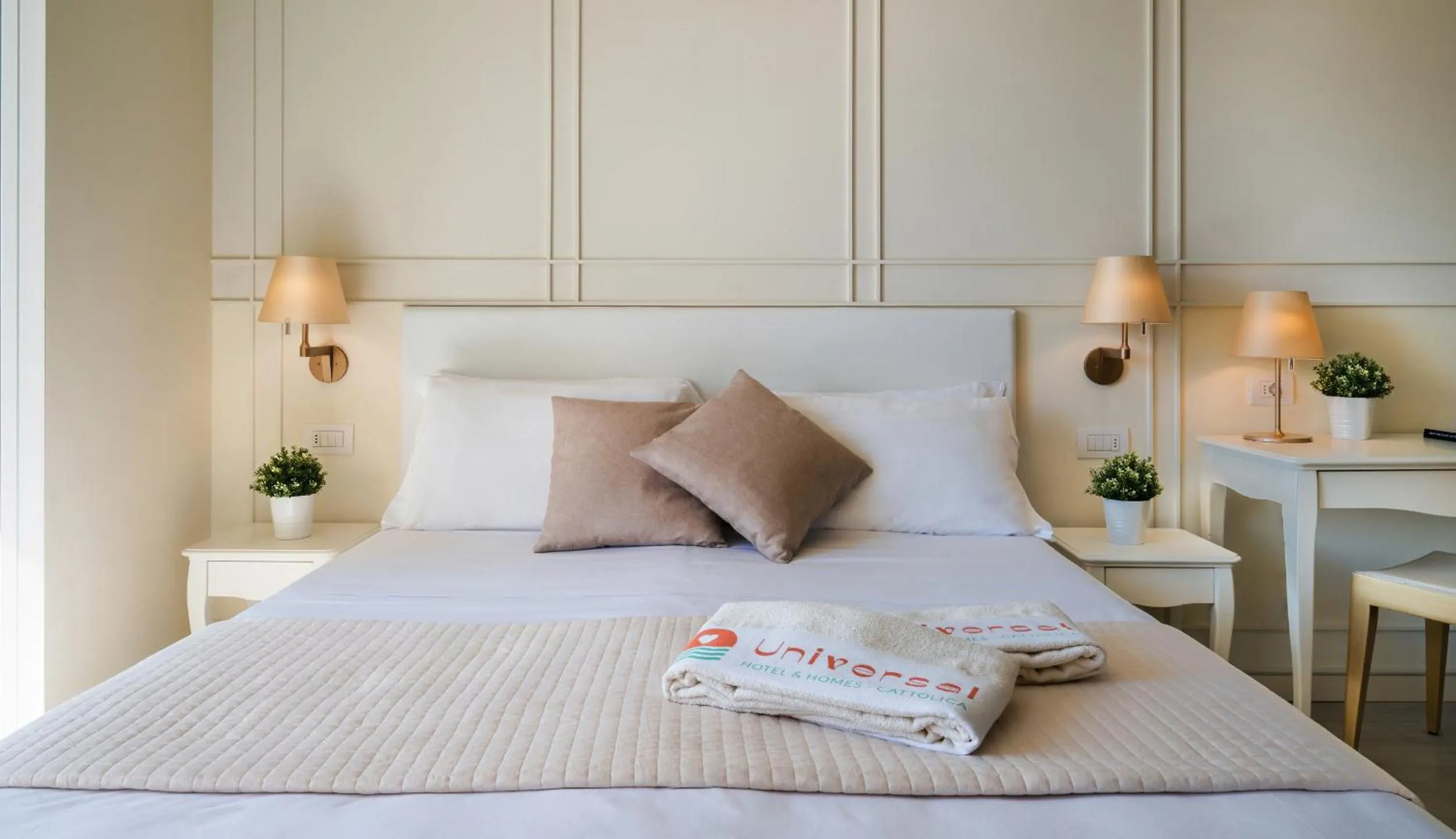 Bedroom, Bed in Hotel Universal